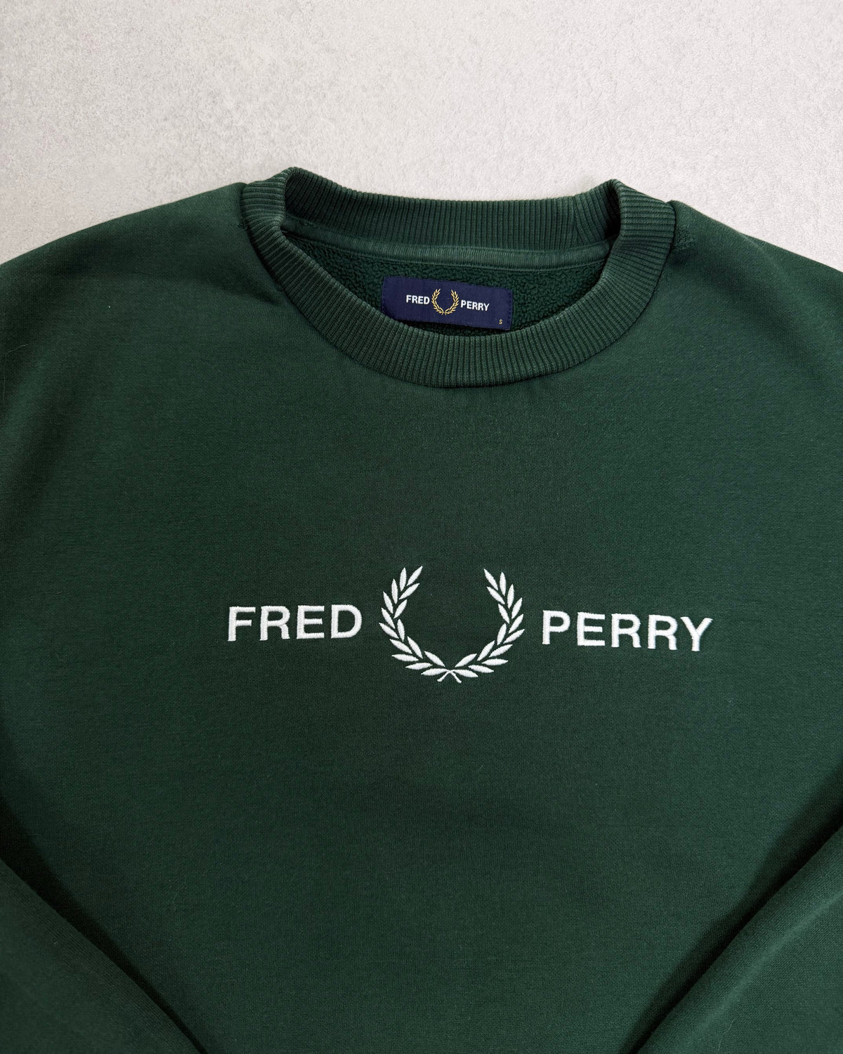 Fred Perry Pullover Dunkelgrün mit Schriftzug – Detail