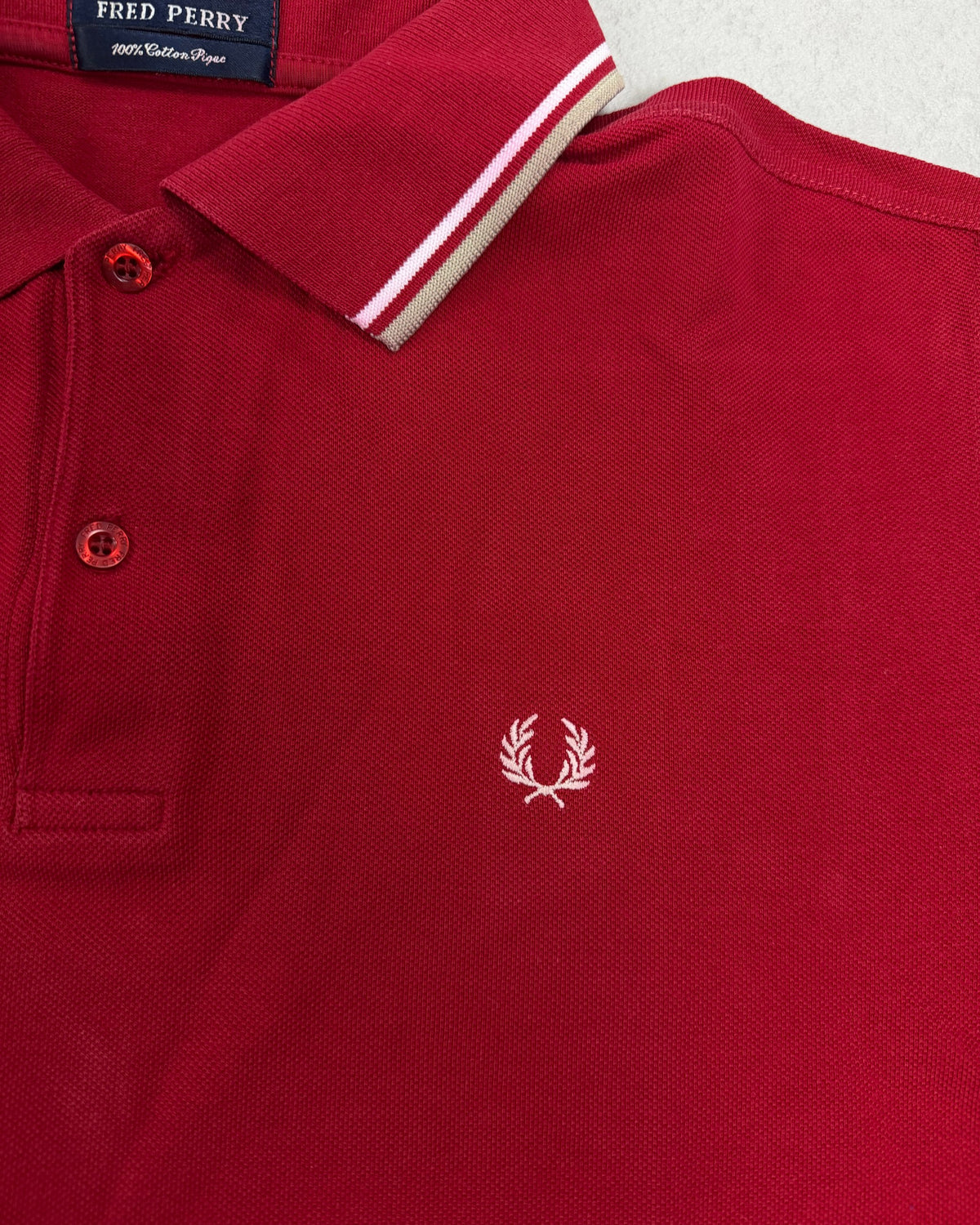 Fred Perry Poloshirt Rot mit Twin Tipping – Detail