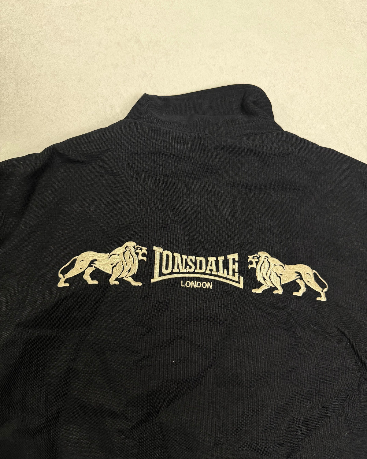 Lonsdale Bomberjacke Schwarz mit cremefarbenen Bündchen – Detail