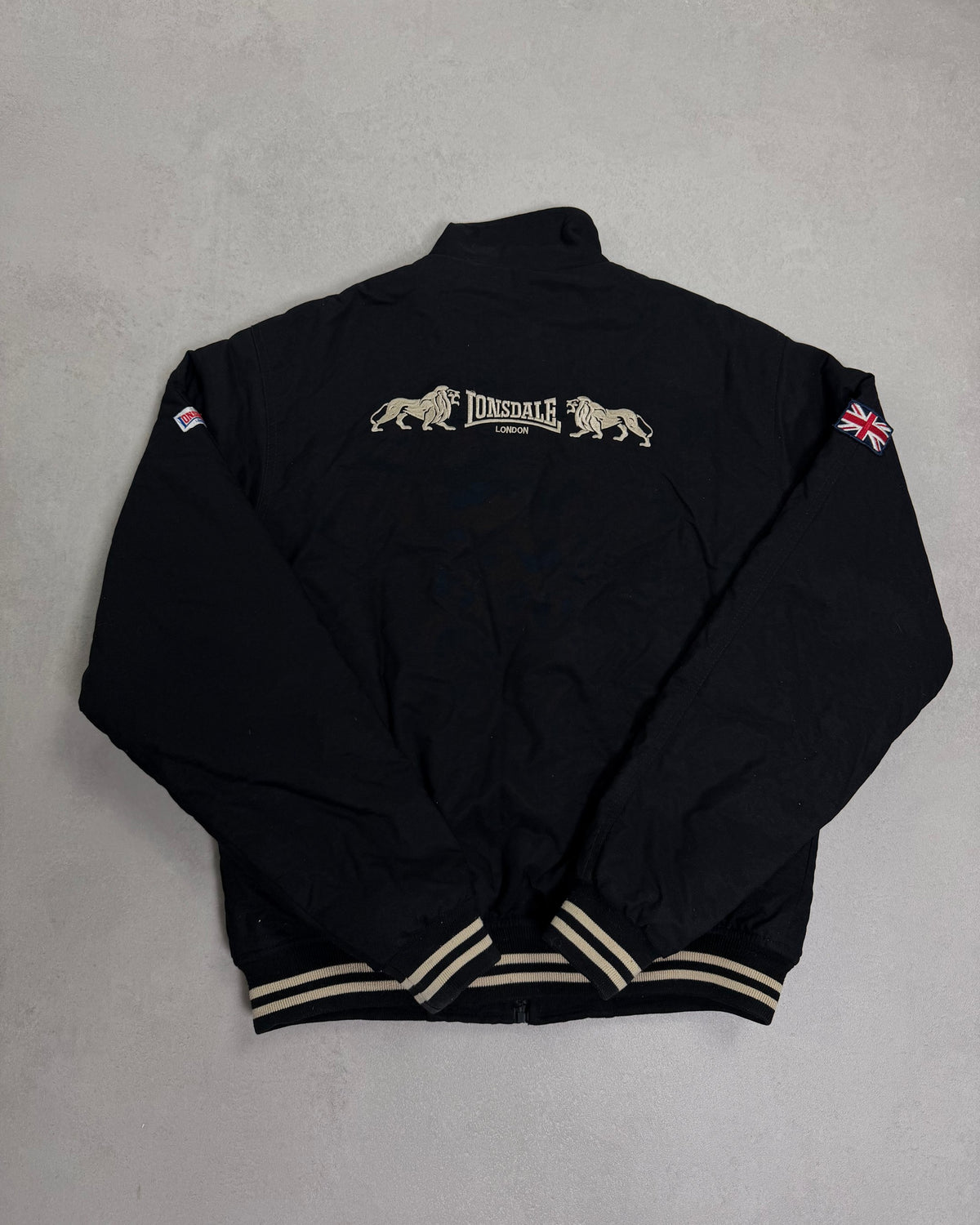Lonsdale Bomberjacke Schwarz mit cremefarbenen Bündchen – Rückseite