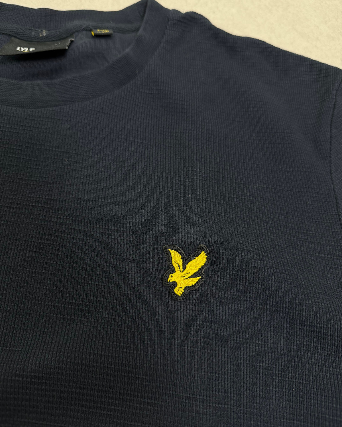 Lyle & Scott T-Shirt Schwarz mit Waffelstruktur – Detail