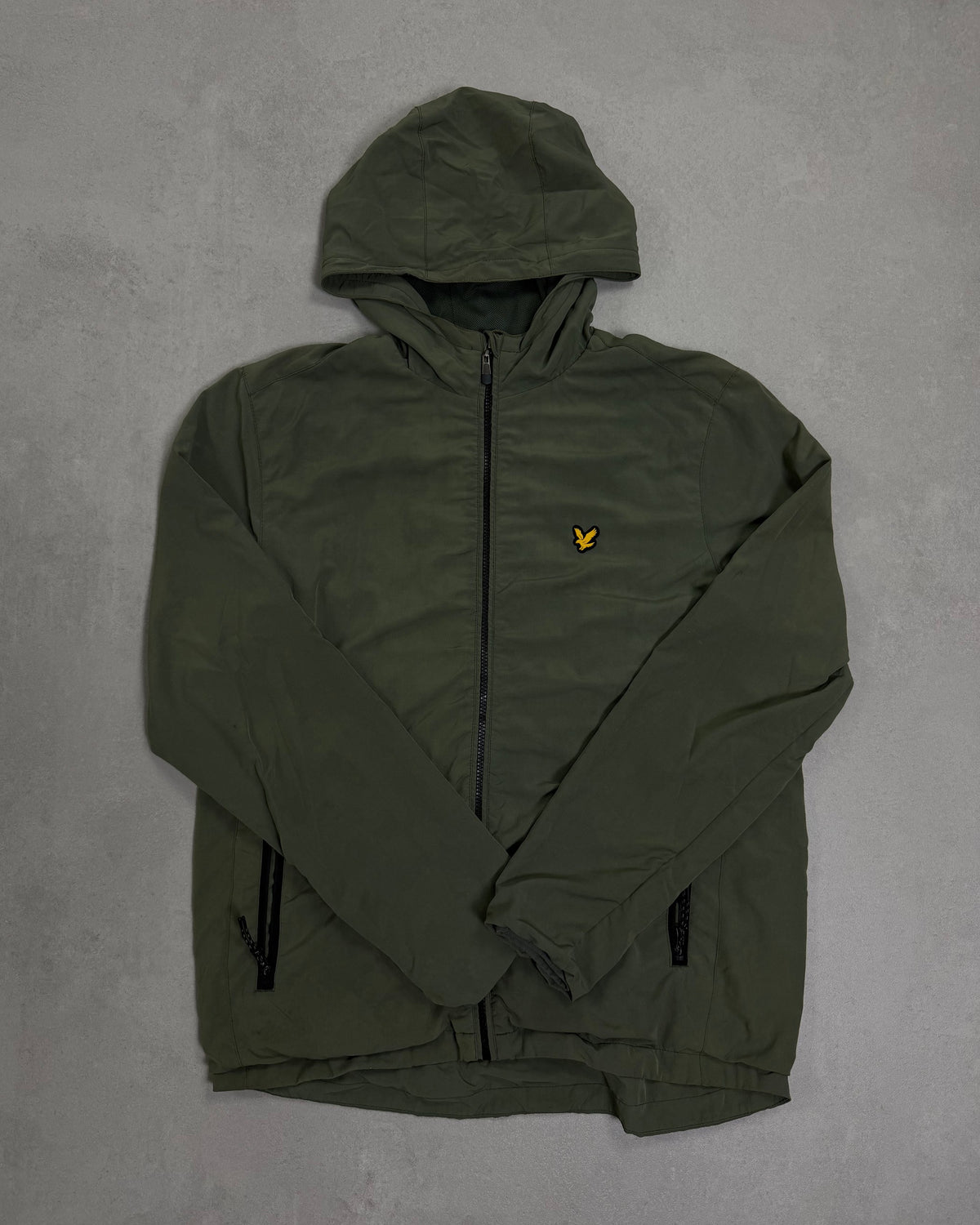 Lyle & Scott Windjacke Oliv mit Kapuze – Vorderseite
