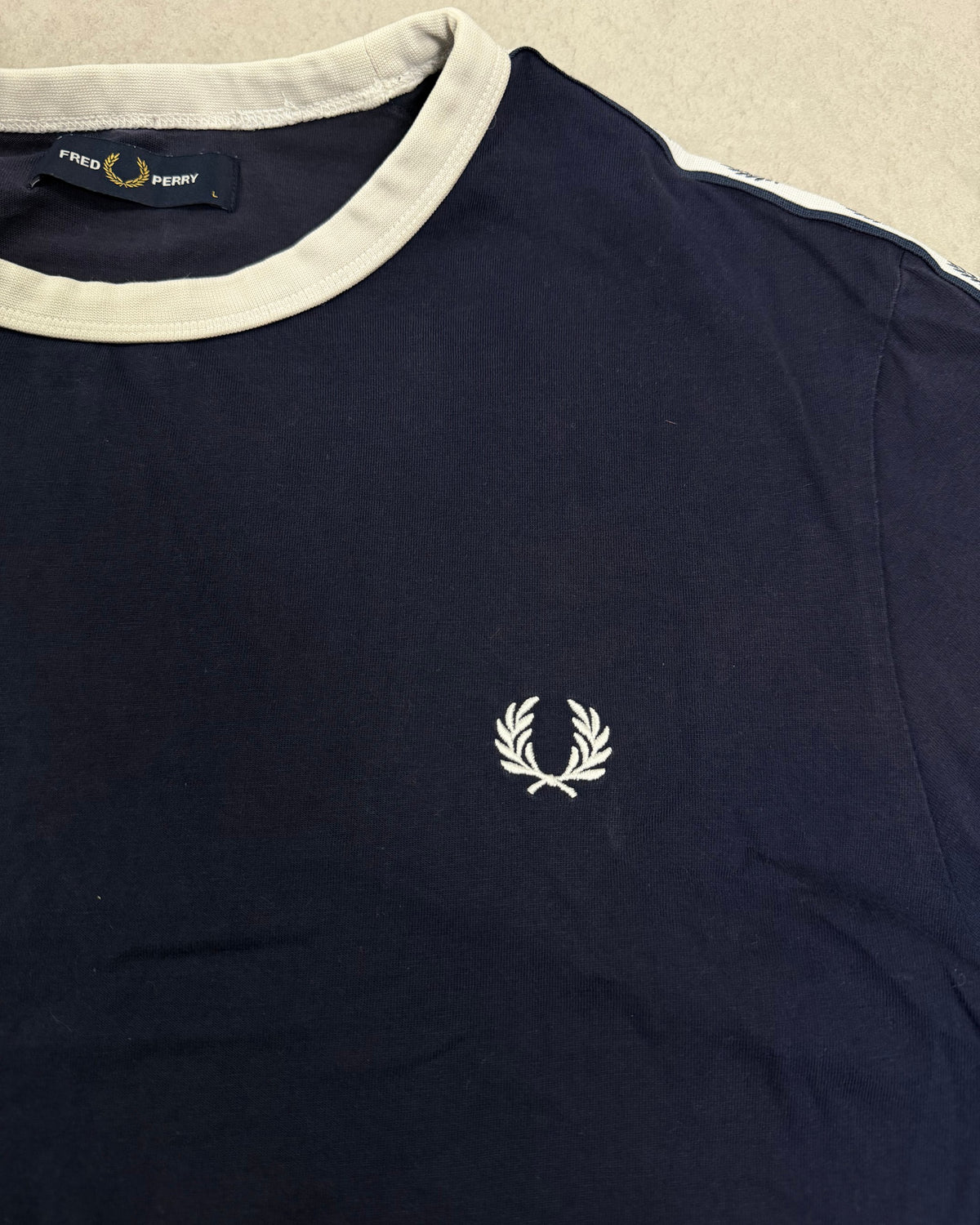 Fred Perry Taped T-Shirt Navy mit weißen Bündchen – Detail