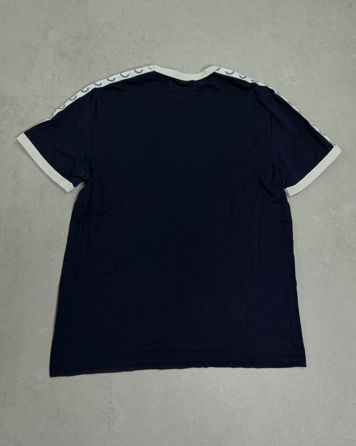 Fred Perry Taped T-Shirt Navy mit weißen Bündchen – Rückseite