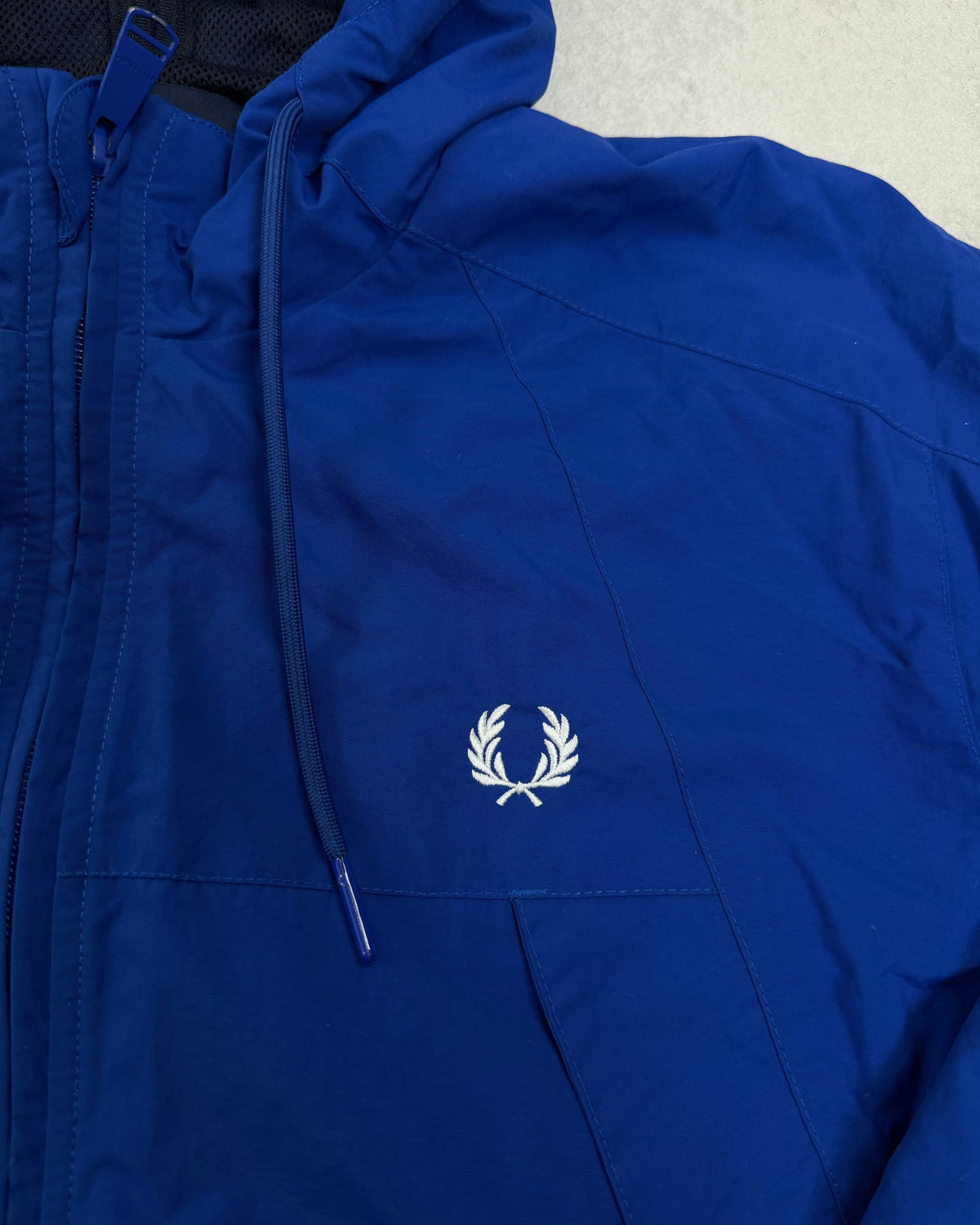 Fred Perry Windjacke Royalblau mit Kapuze – Detail