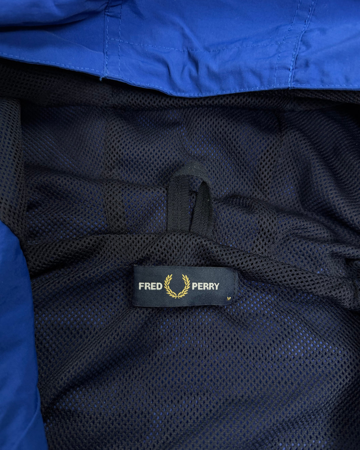 Fred Perry Windjacke Royalblau mit Kapuze – Etikett