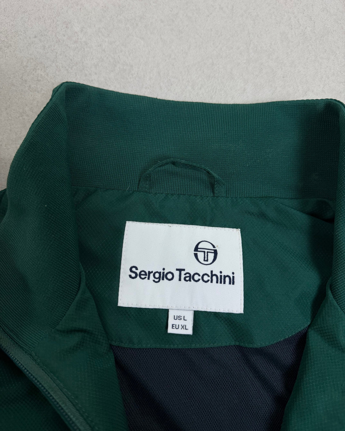 Sergio Tacchini Trainingsjacke Grün mit Navy-Brustblock – Etikett