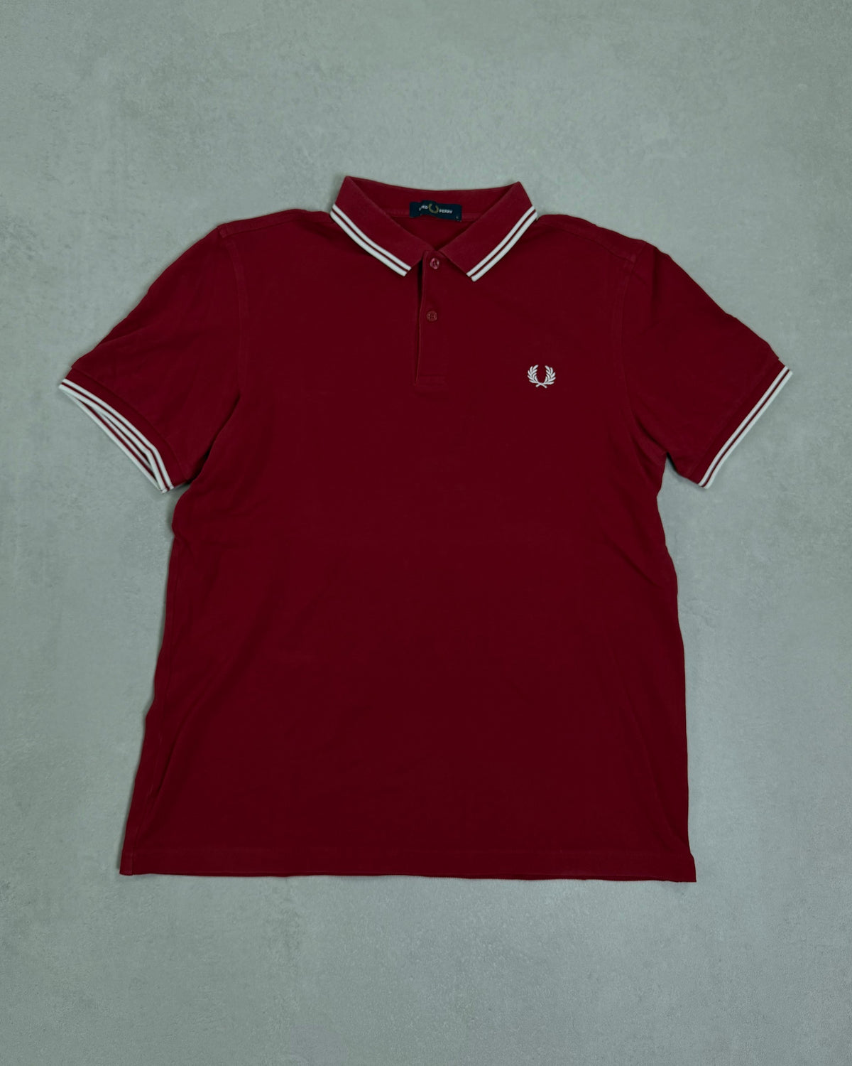 Fred Perry Poloshirt Rot mit weißen Doppelstreifen – Vorderseite