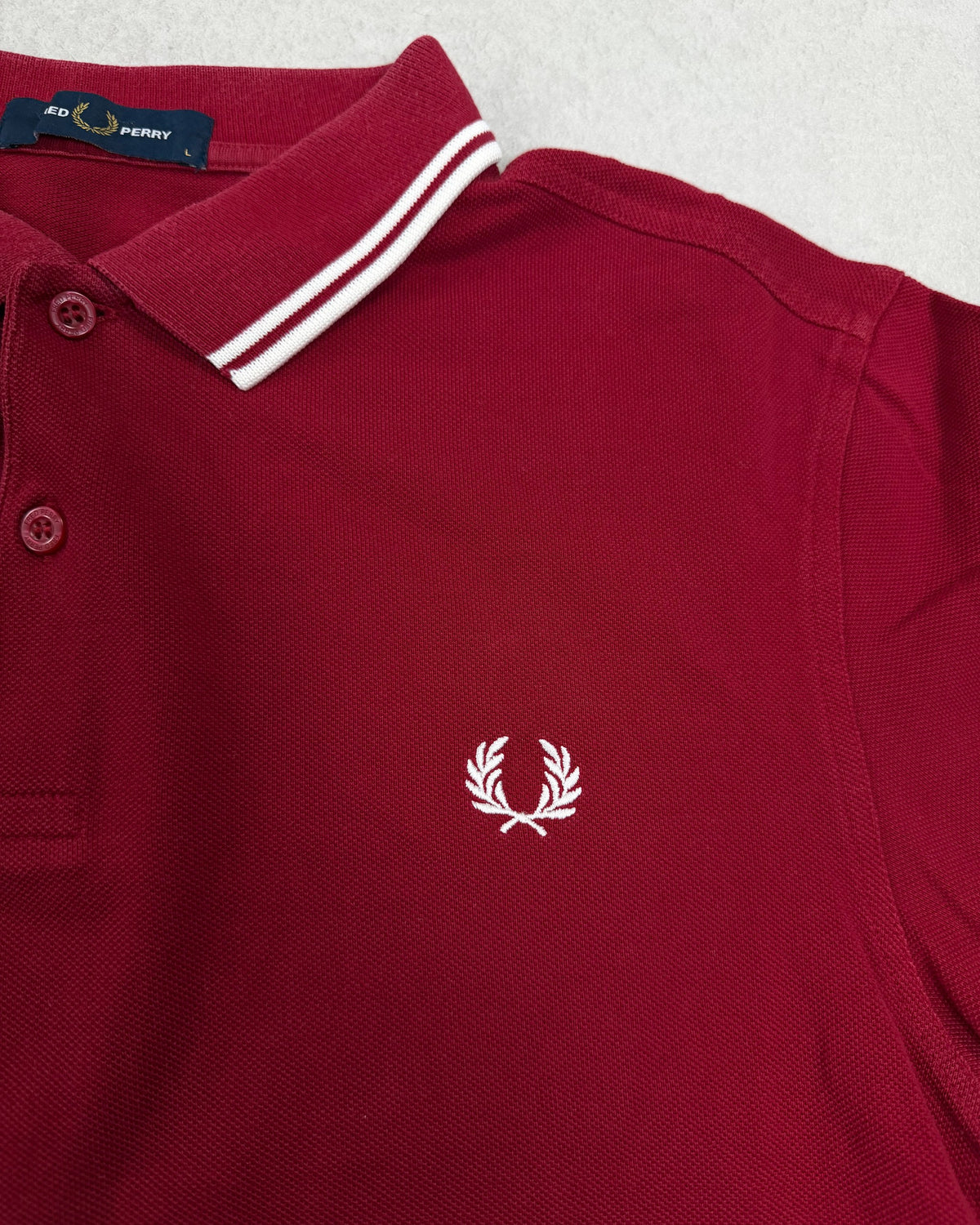 Fred Perry Poloshirt Rot mit weißen Doppelstreifen – Detail