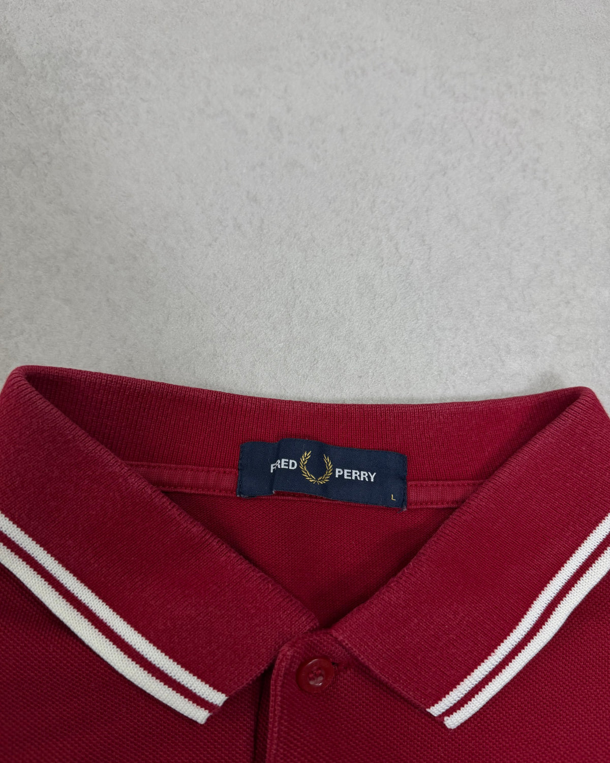 Fred Perry Poloshirt Rot mit weißen Doppelstreifen – Etikett