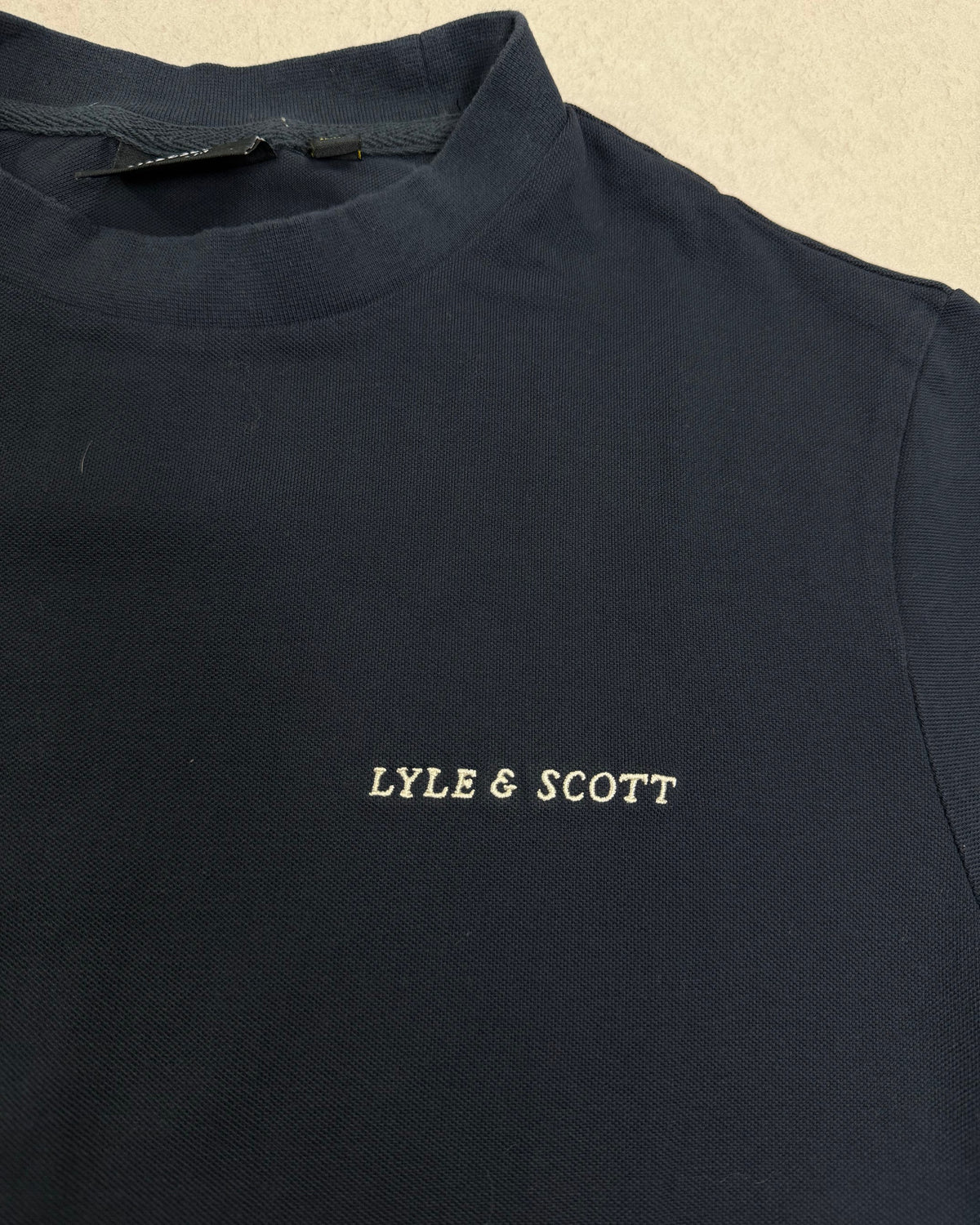 Lyle & Scott T-Shirt Schwarz mit kleinem Schriftzug – Detail