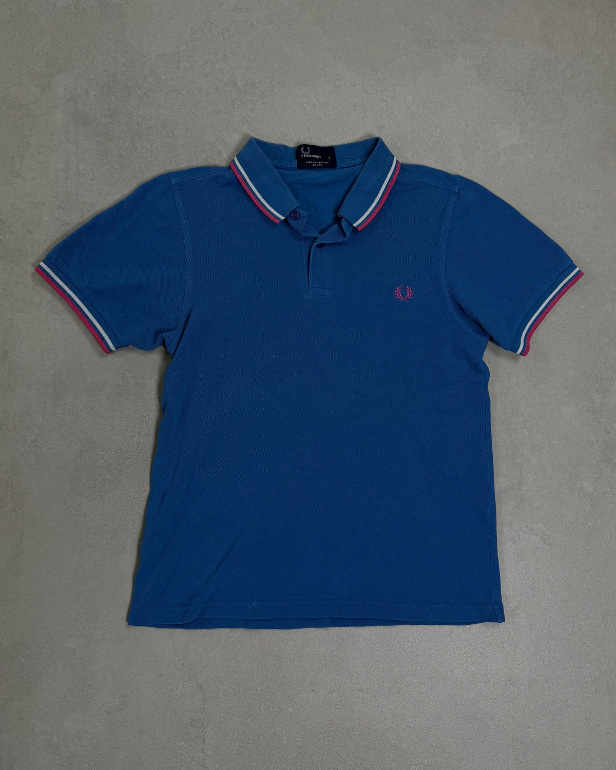 Fred Perry Poloshirt Blau mit rosa Tipping – Vorderseite