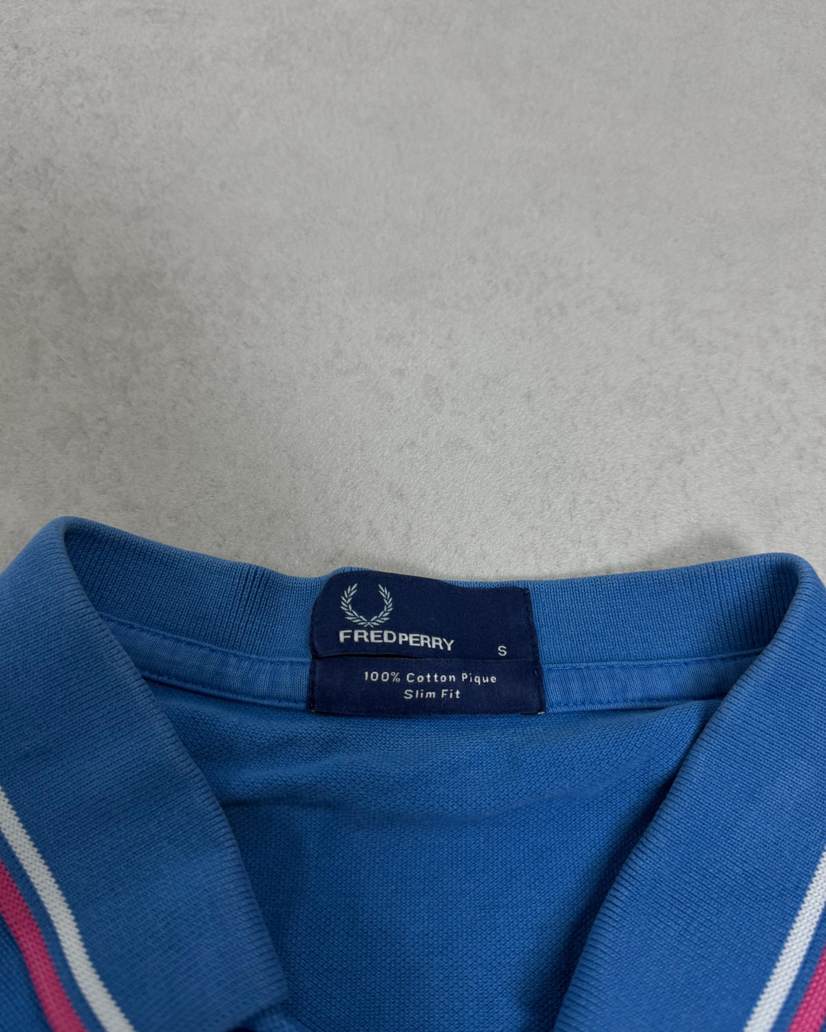 Fred Perry Poloshirt Blau mit rosa Tipping – Etikett
