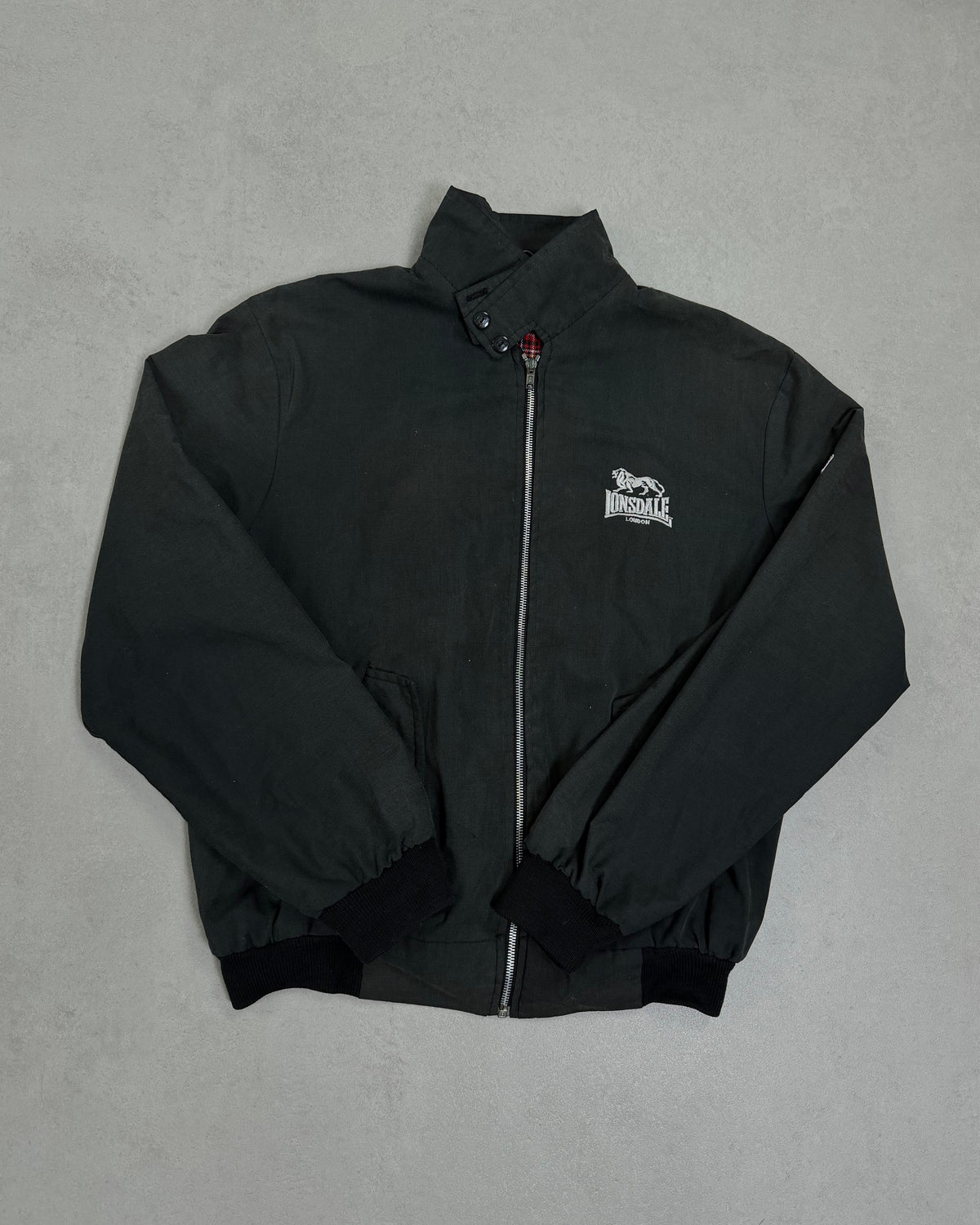 Lonsdale Harrington-Jacke Schwarz mit Tartan-Futter – Vorderseite
