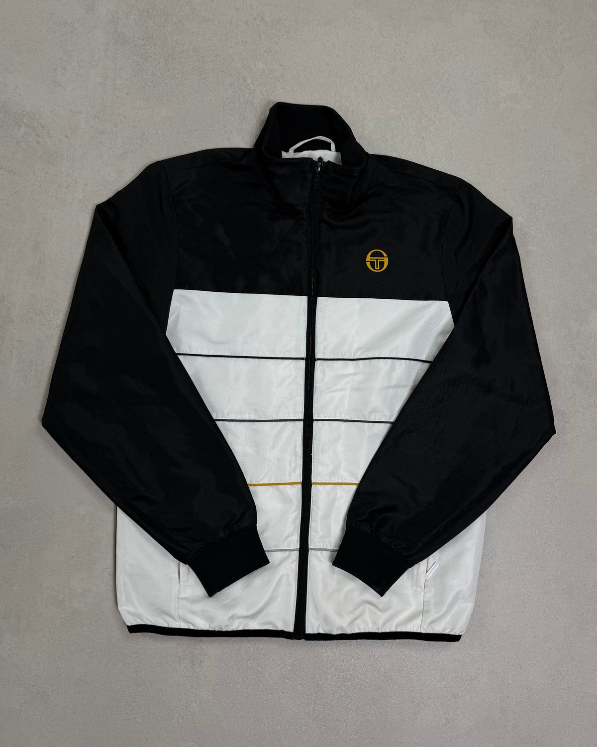 Sergio Tacchini Trainingsjacke Schwarz-Weiß mit gelbem Logo – Vorderseite