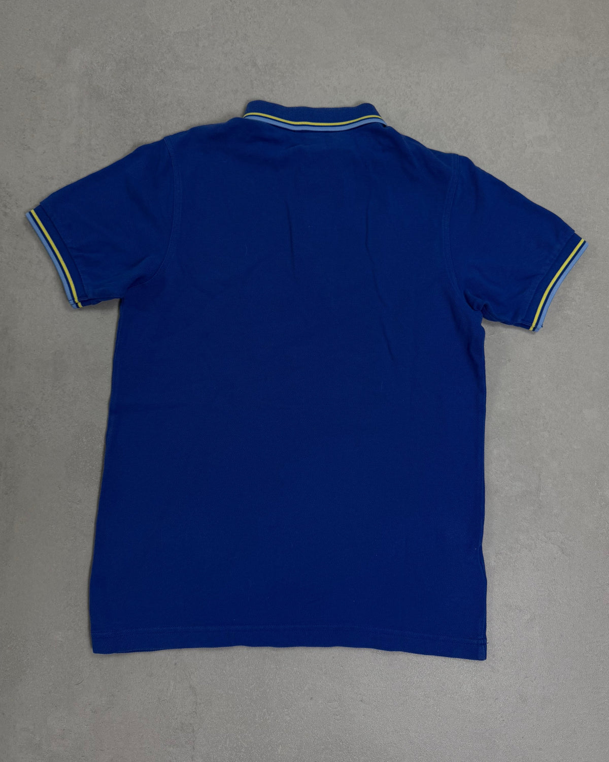 Fred Perry Poloshirt Royalblau mit gelbem Tipping – Rückseite
