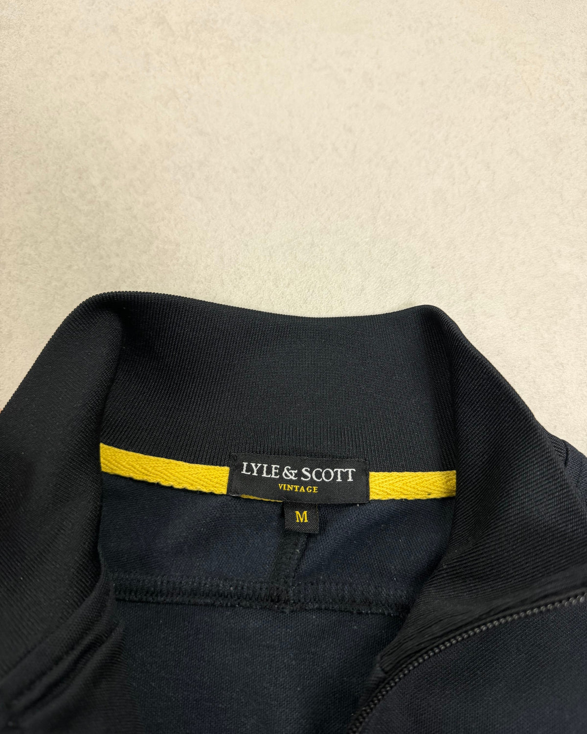 Lyle & Scott Trainingsjacke Schwarz mit gelben Seitenstreifen – Etikett