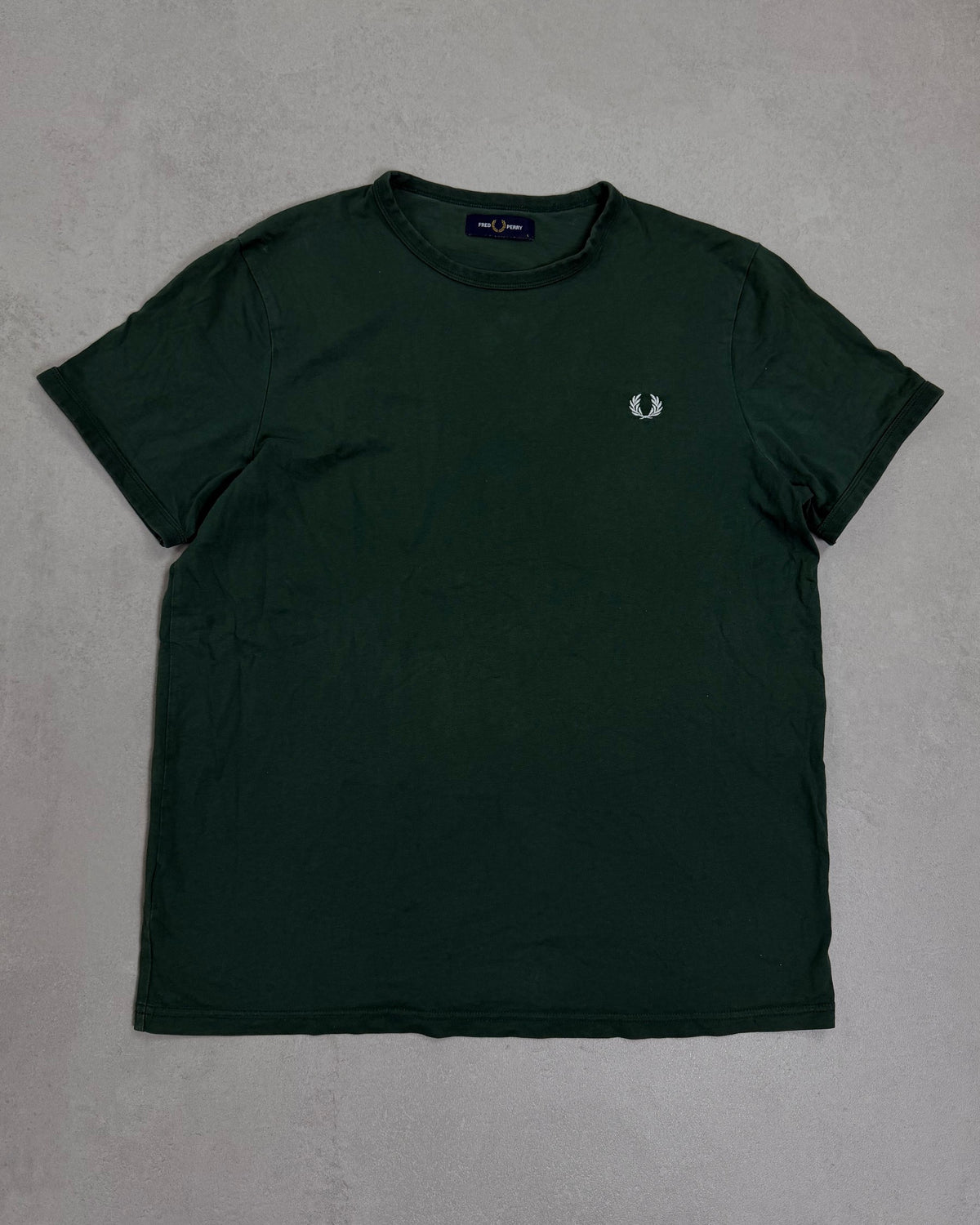 Fred Perry T-Shirt Dunkelgrün mit Lorbeerkranz – Vorderseite