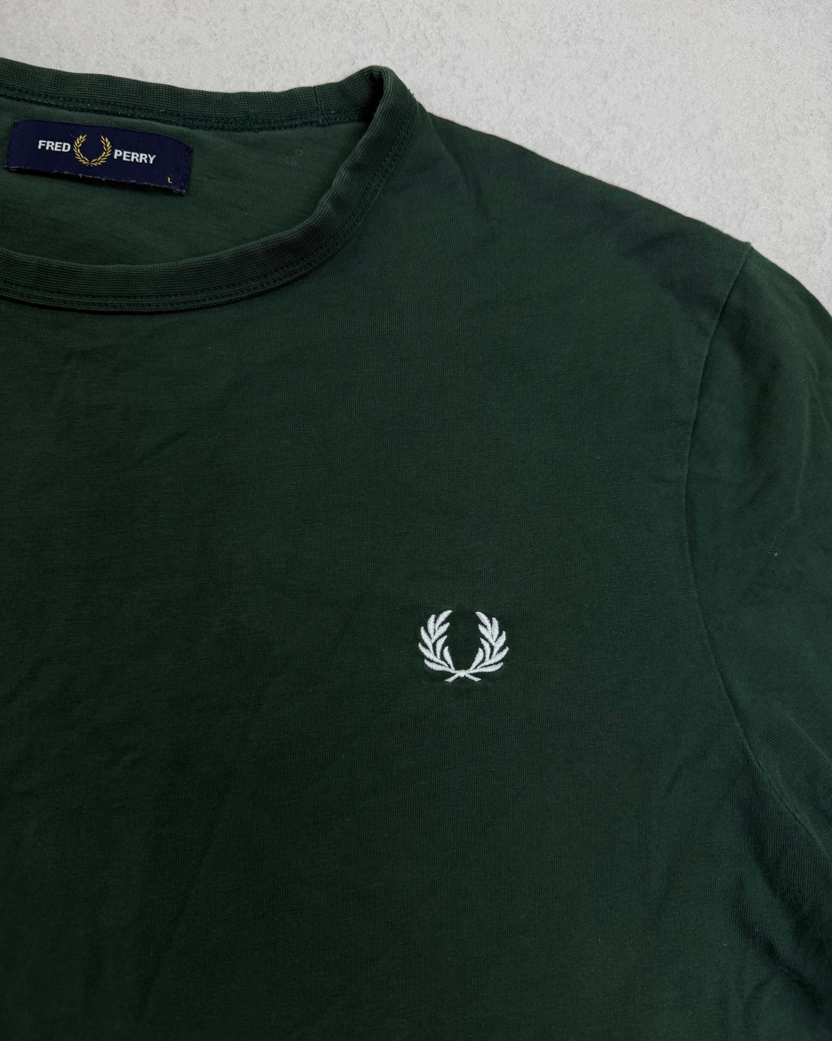 Fred Perry T-Shirt Dunkelgrün mit Lorbeerkranz – Detail