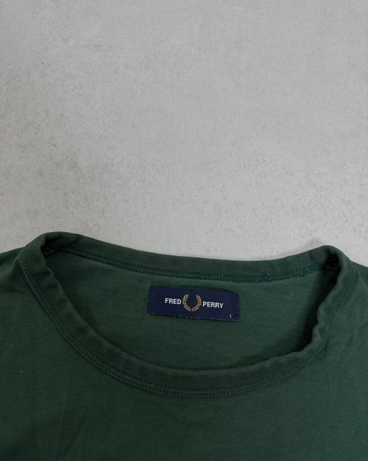 Fred Perry T-Shirt Dunkelgrün mit Lorbeerkranz – Etikett