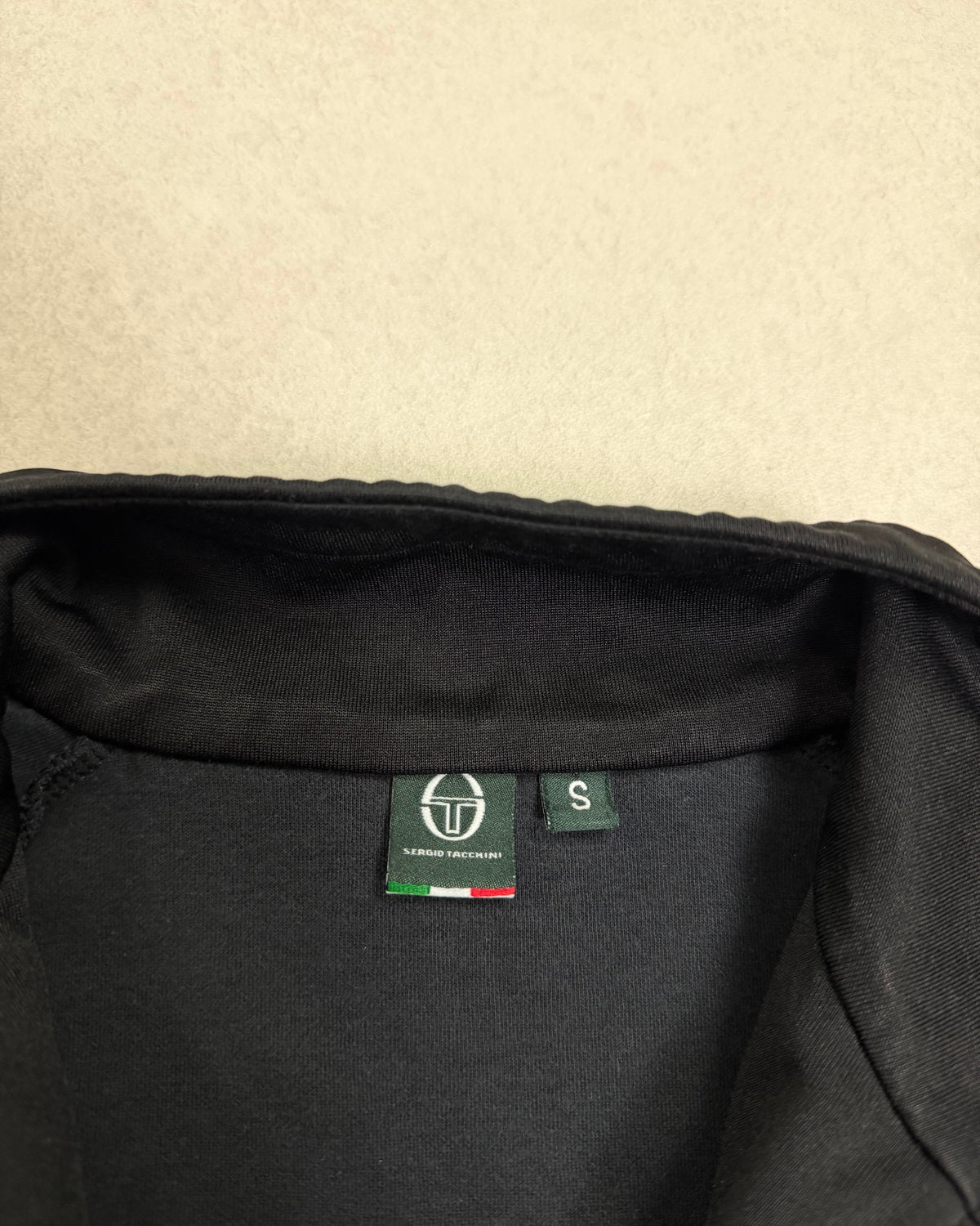 Sergio Tacchini Trainingsjacke Schwarz mit neongelben Streifen – Etikett