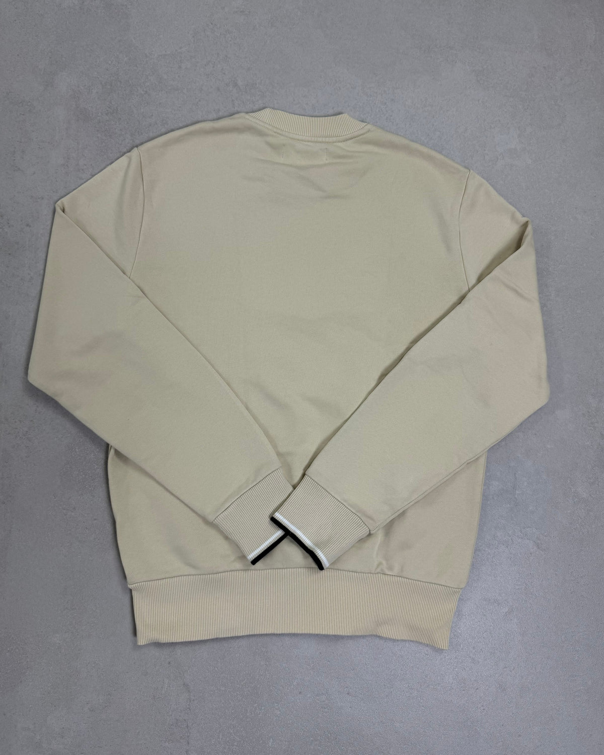 Fred Perry Pullover Creme mit schwarzem Lorbeerkranz – Rückseite