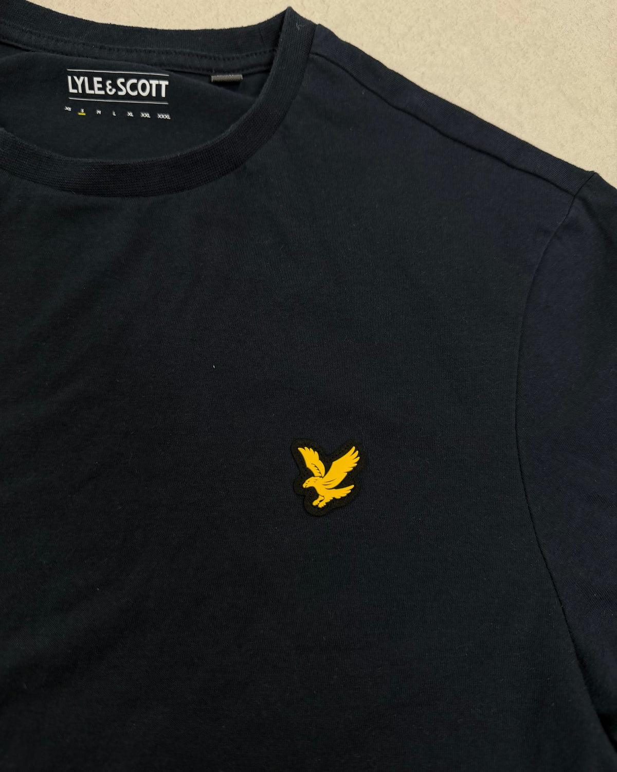 Lyle & Scott T-Shirt Schwarz mit Adler – Detail