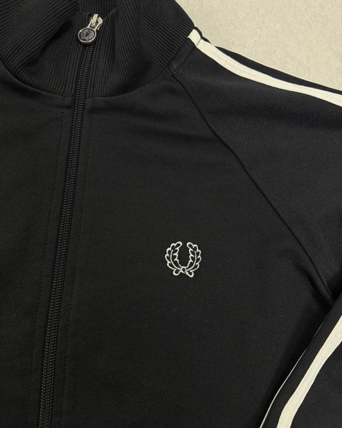 Fred Perry Damen-Trainingsjacke Schwarz mit weißen Streifen – Detail