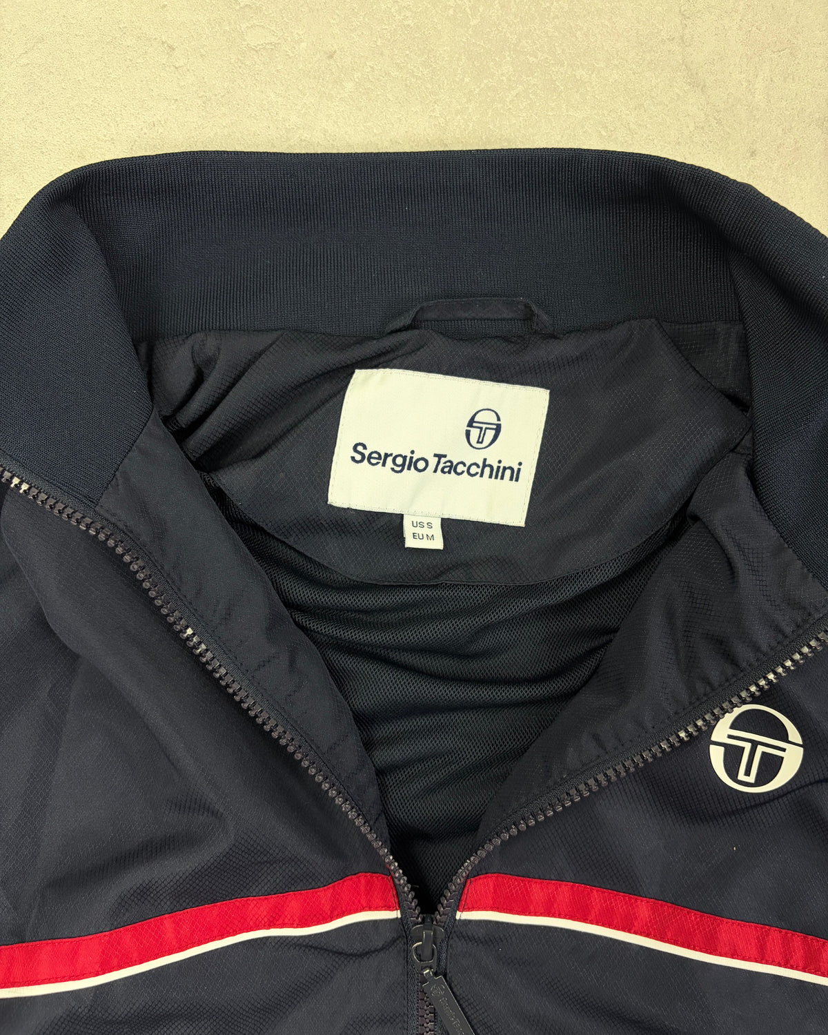 Sergio Tacchini Trainingsjacke Navy mit roten Streifen – Etikett