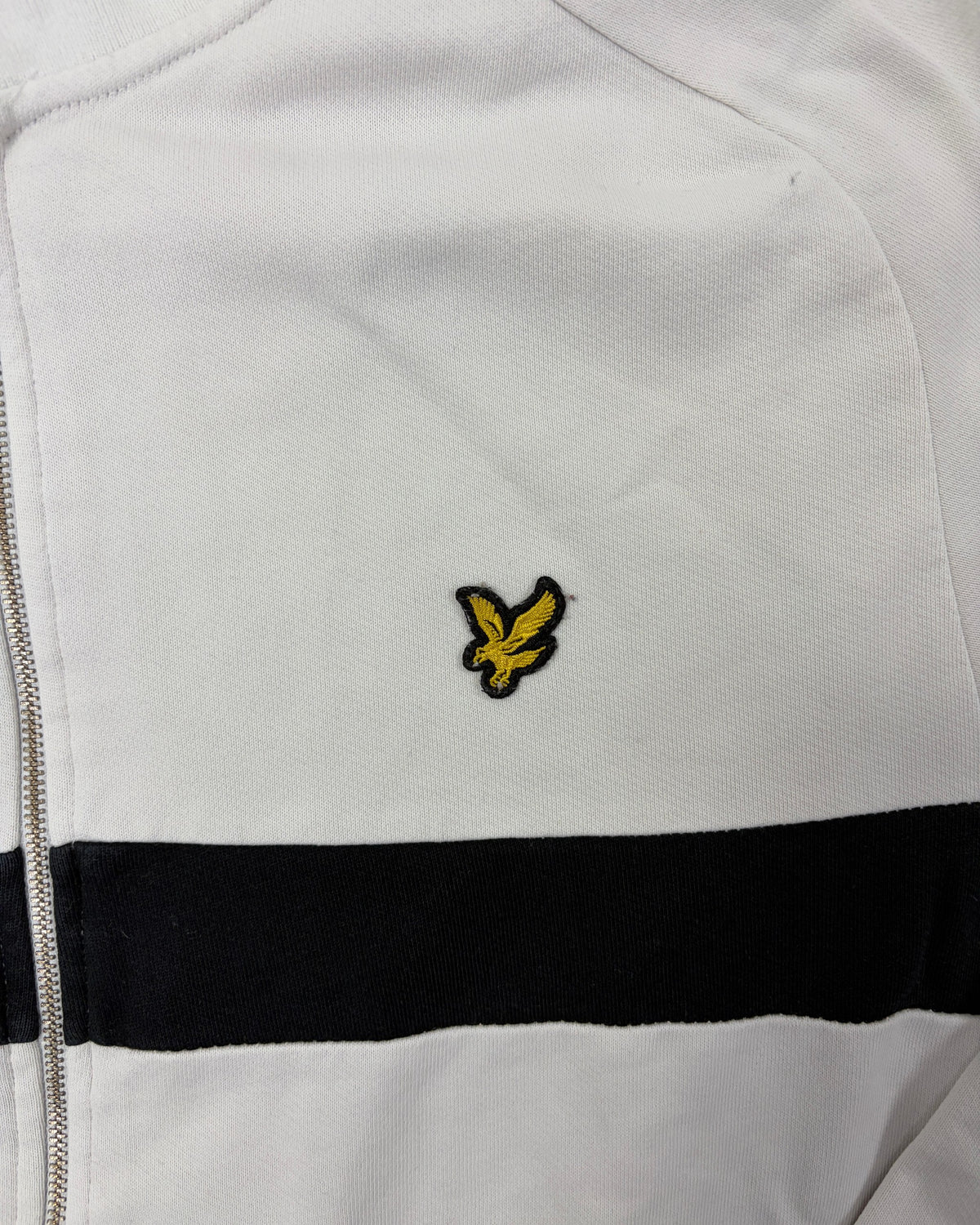 Lyle & Scott Trainingsjacke Weiß mit schwarzem Bruststreifen – Detail