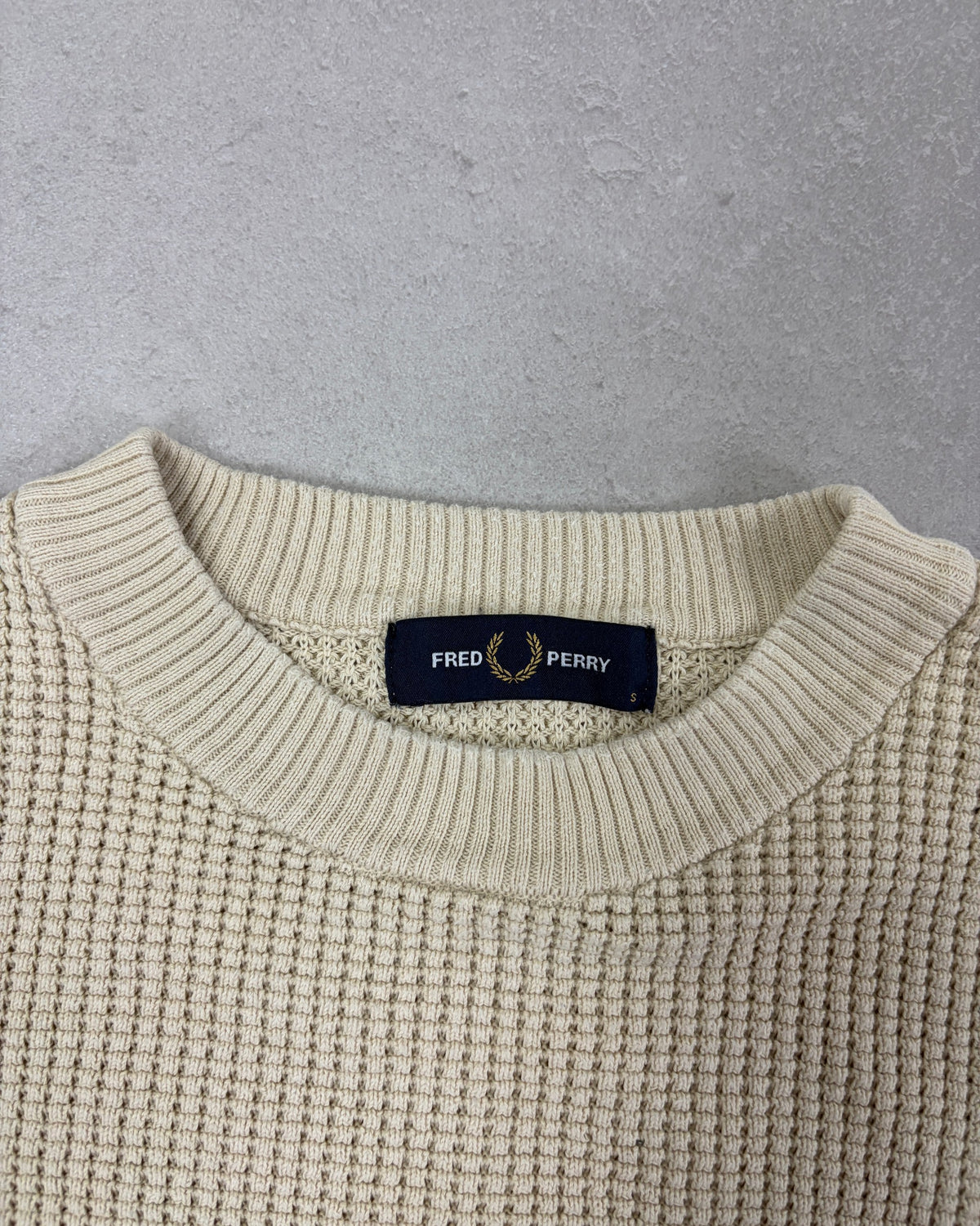 Fred Perry Strickpullover Creme mit Waffelstruktur – Etikett