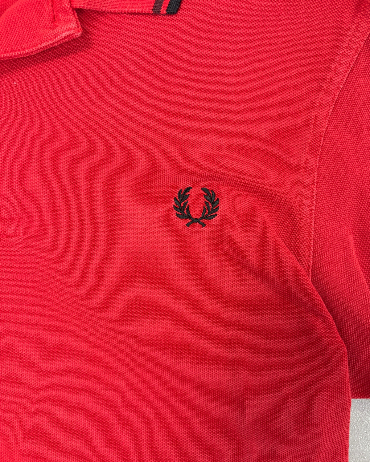 Fred Perry Poloshirt Rot mit schwarzem Tipping – Detail