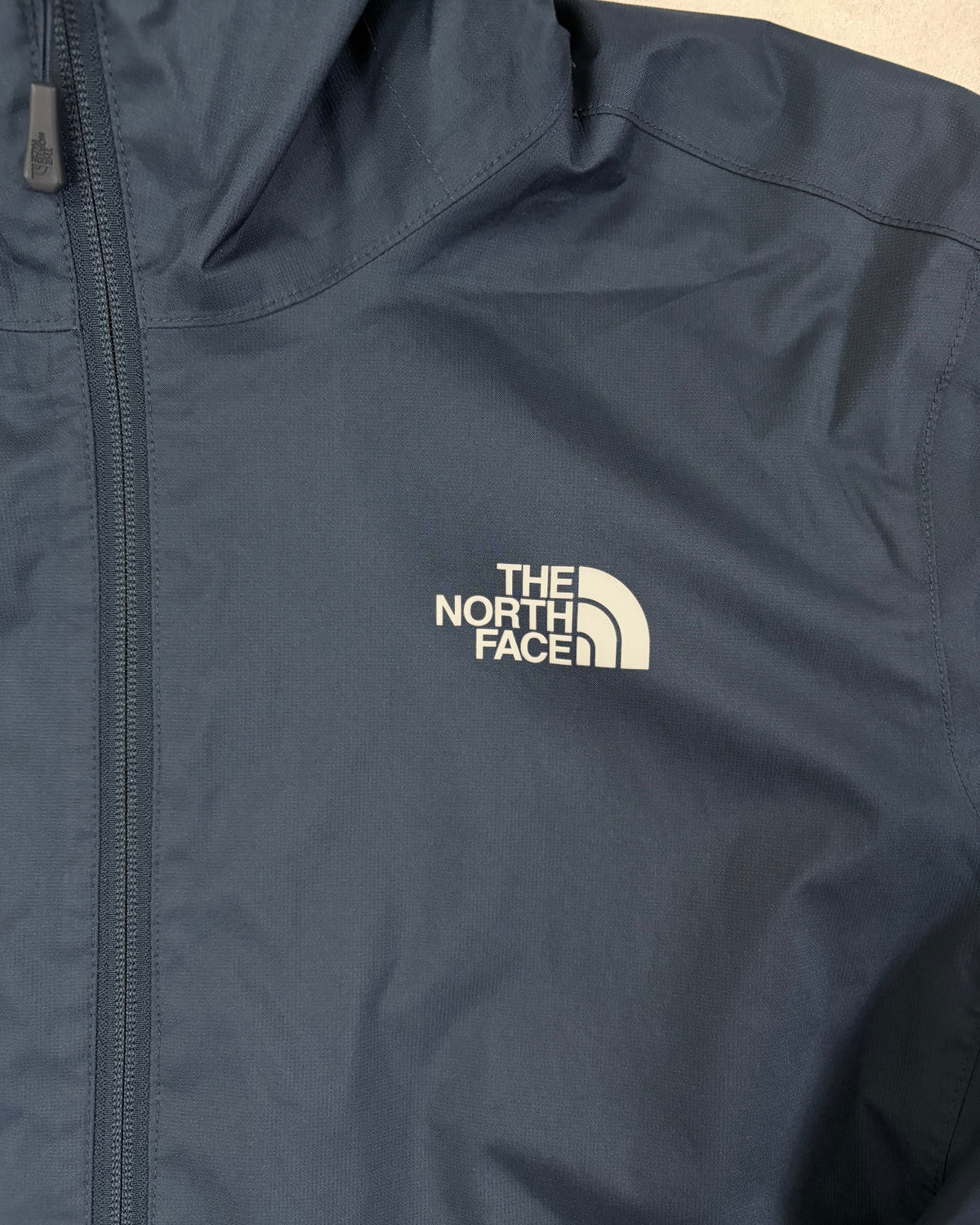 The North Face Regenjacke Stahlblau mit Kapuze – Detail
