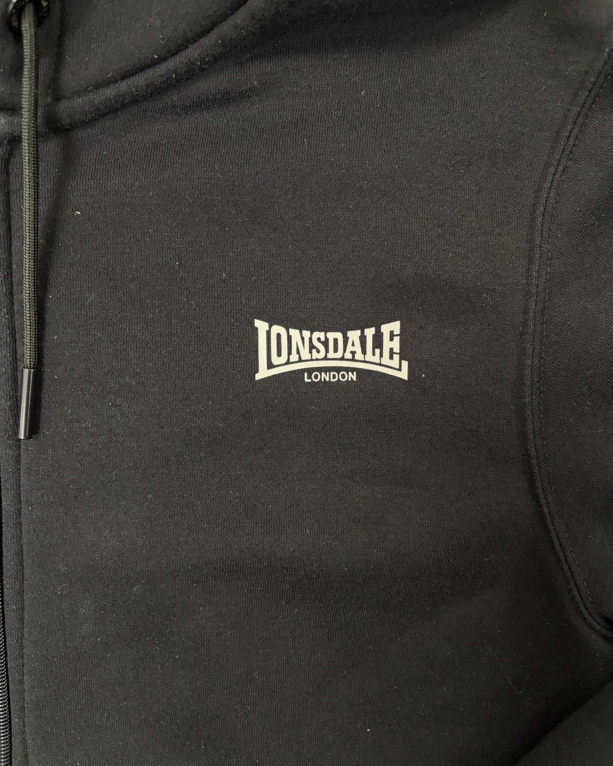 Lonsdale Zip-Hoodie Schwarz mit kleinem Logo – Detail