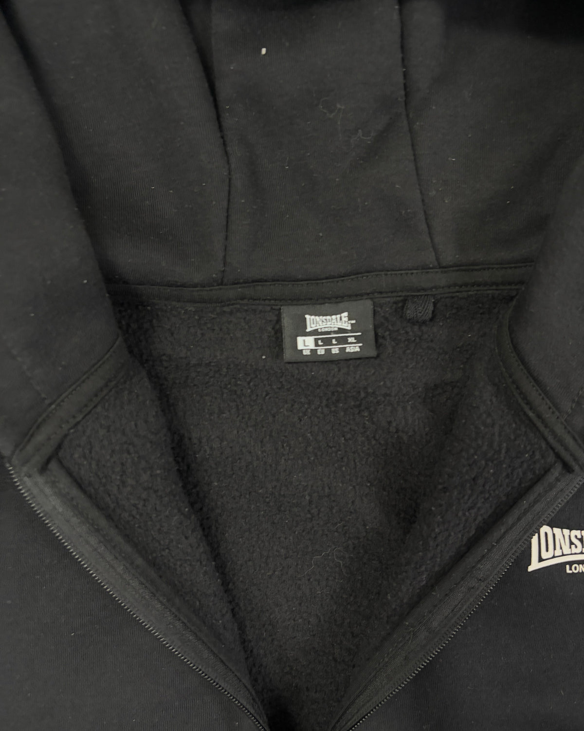 Lonsdale Zip-Hoodie Schwarz mit kleinem Logo – Etikett