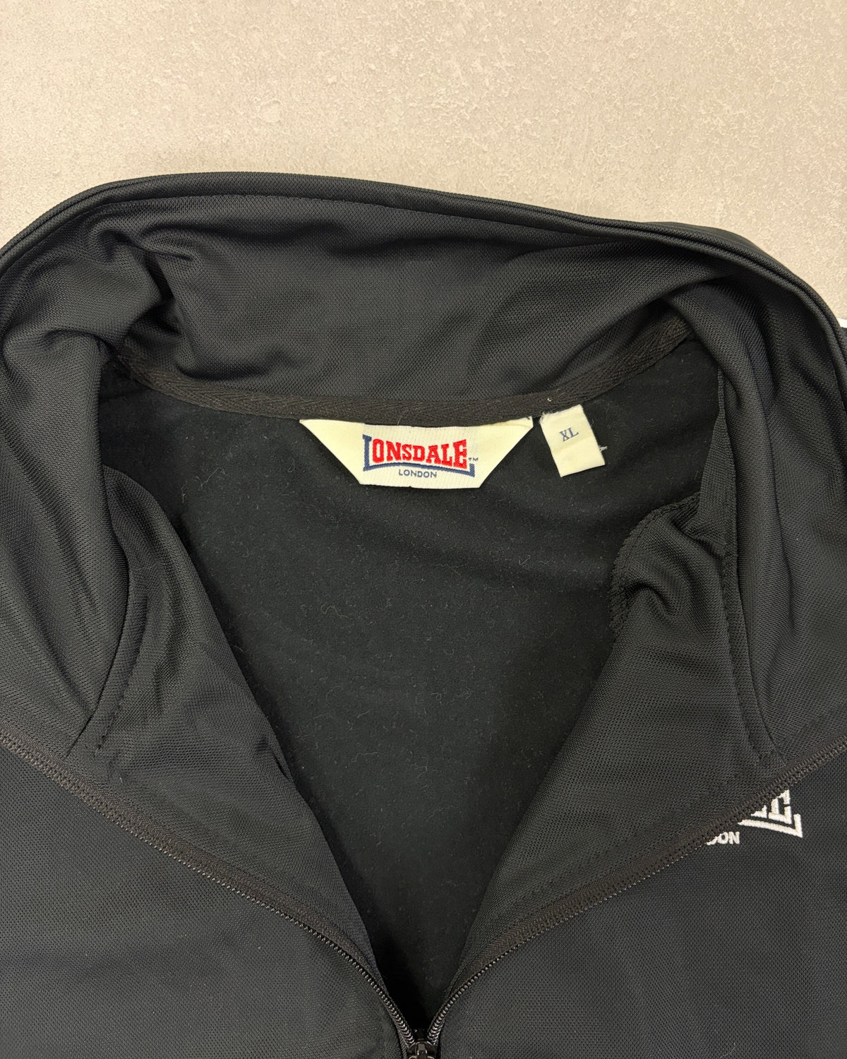 Lonsdale Trainingsjacke Schwarz mit Doppelstreifen – Etikett