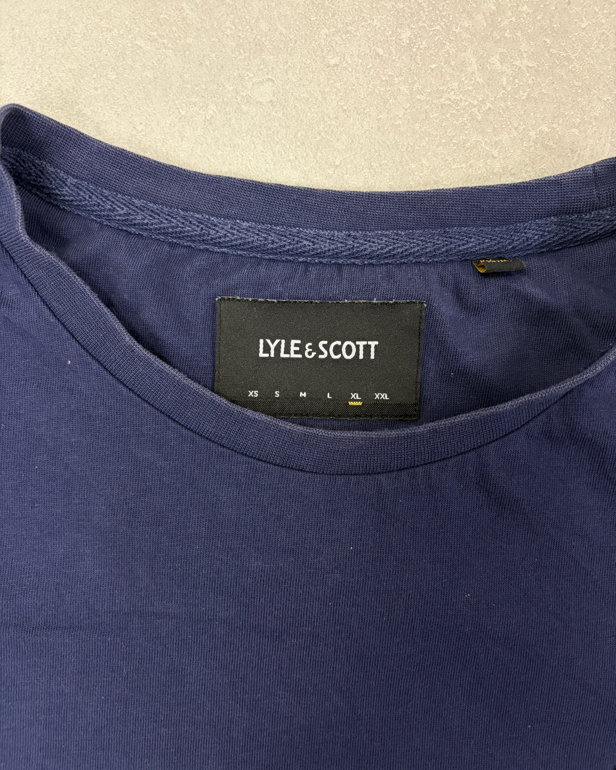 Lyle & Scott T-Shirt Navy mit Adler – Etikett