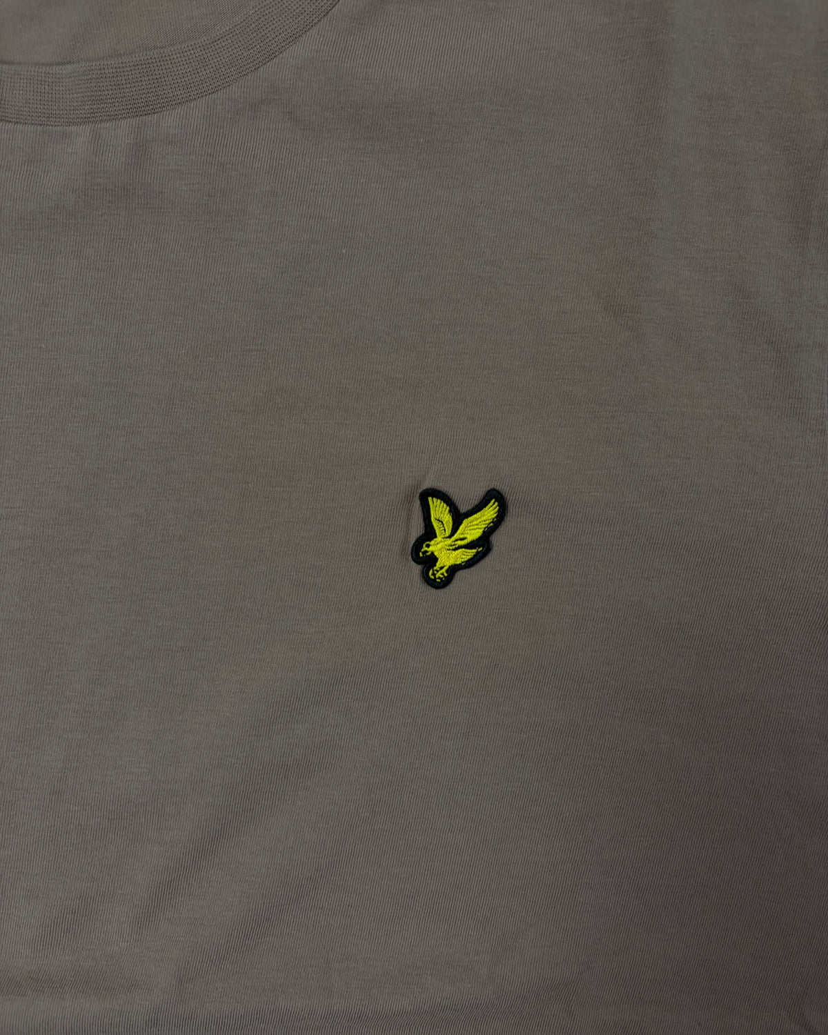 Lyle & Scott T-Shirt Altrosa mit Adler – Detail