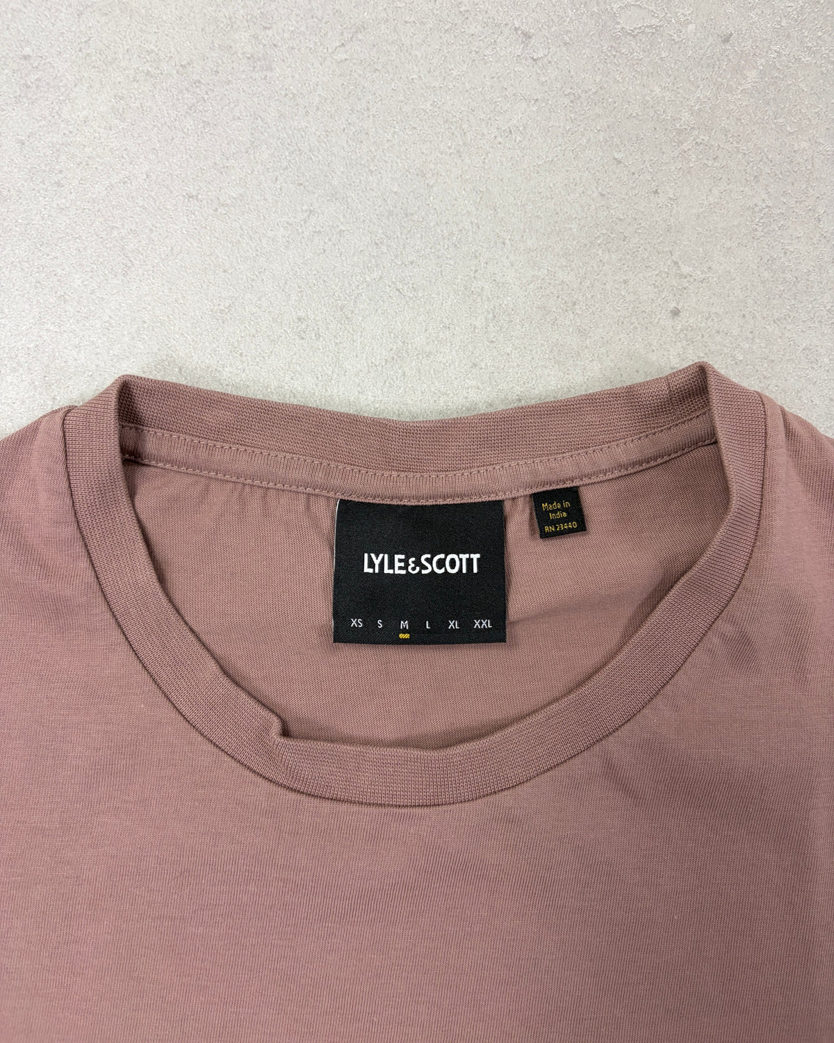 Lyle & Scott T-Shirt Altrosa mit Adler – Etikett