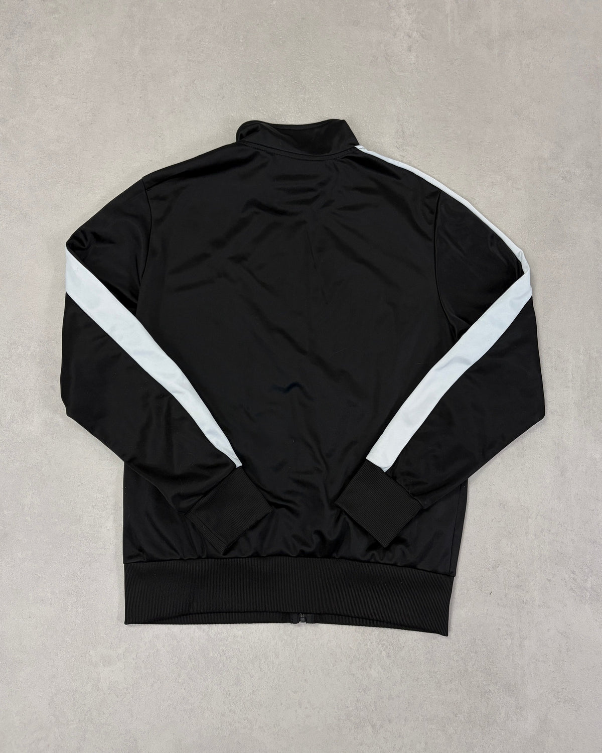 Lonsdale Trainingsjacke Schwarz mit weißen Schultereinsätzen – Rückseite