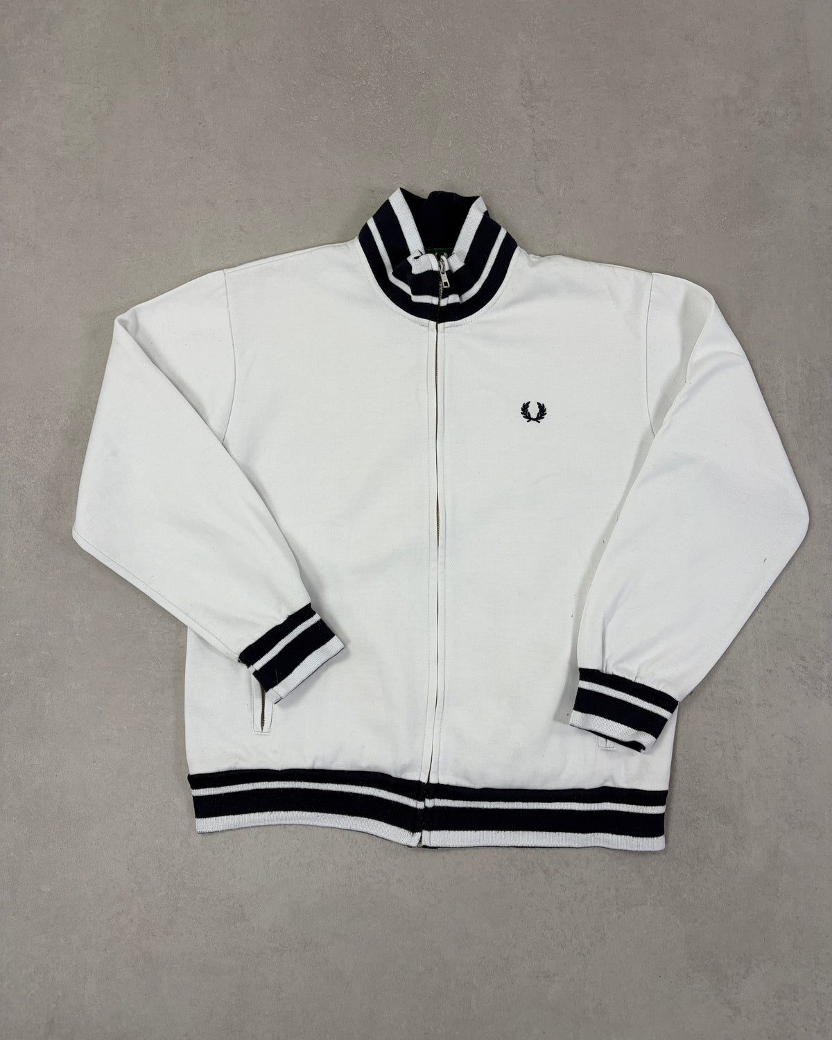 Fred Perry Trainingsjacke Weiß mit Navy-Bündchen – Vorderseite