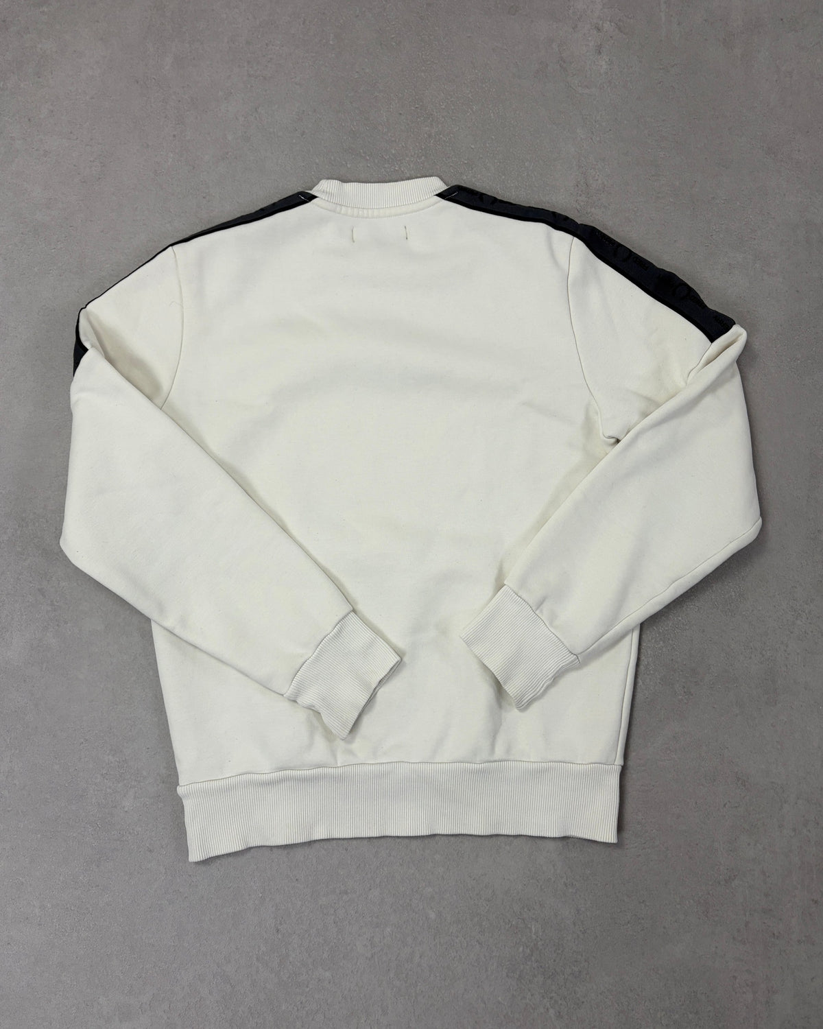 Fred Perry Pullover Creme mit schwarzem Ärmel-Tape – Rückseite