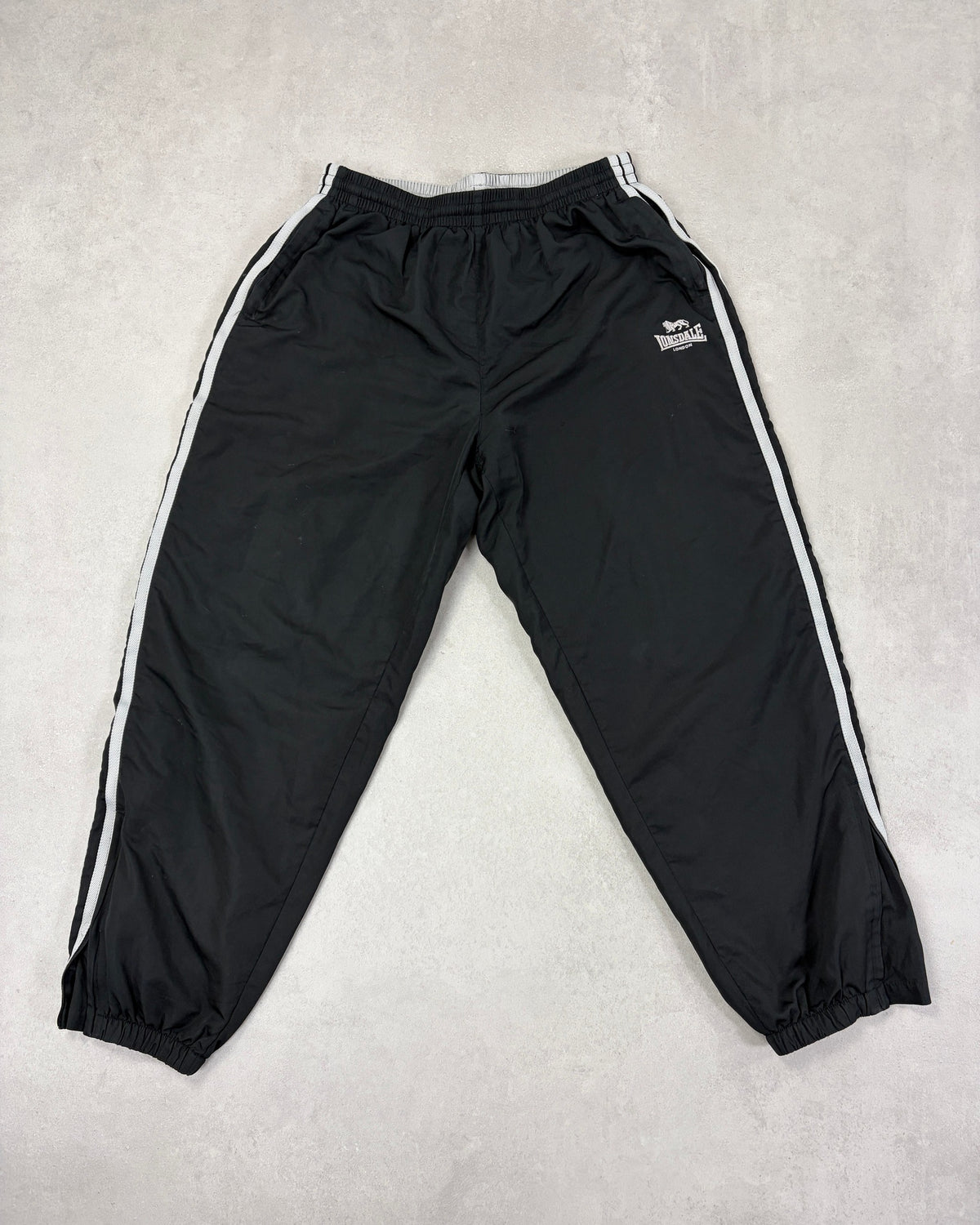 Lonsdale Trainingshose Schwarz mit Seitenstreifen – Vorderseite