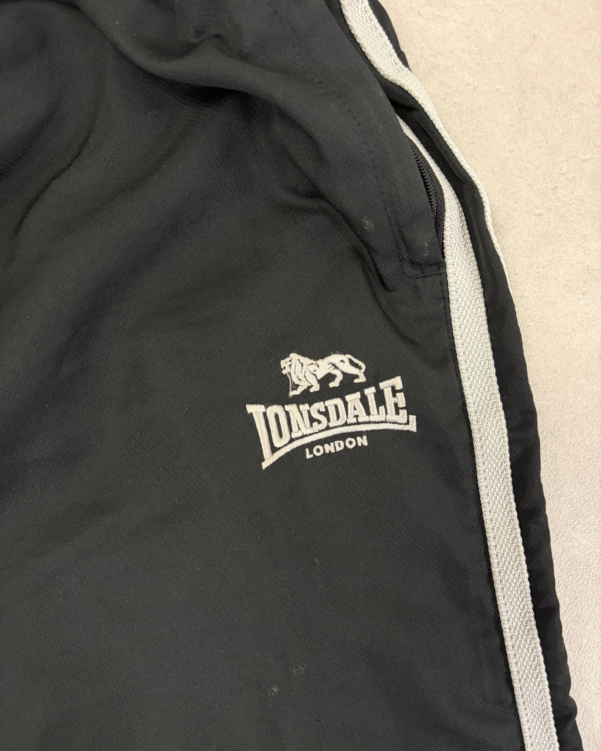 Lonsdale Trainingshose Schwarz mit Seitenstreifen – Detail