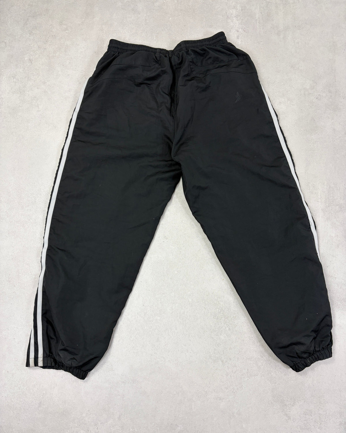 Lonsdale Trainingshose Schwarz mit Seitenstreifen – Rückseite