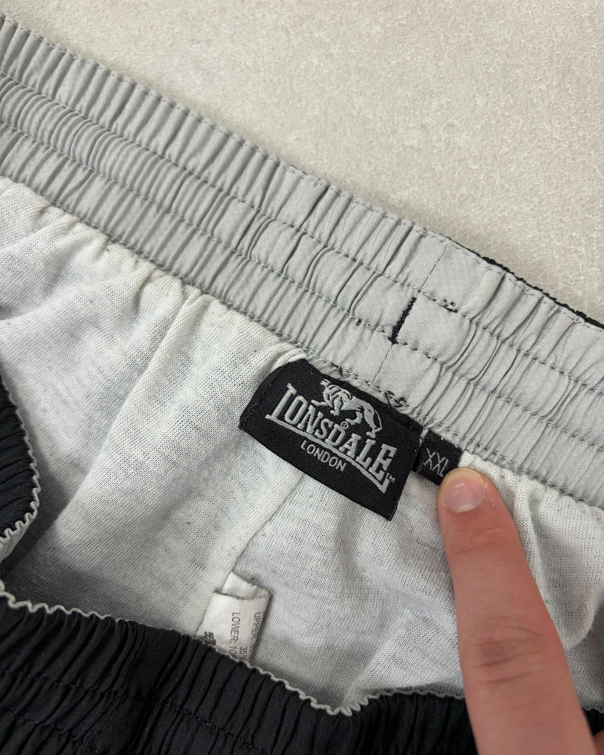 Lonsdale Trainingshose Schwarz mit Seitenstreifen – Etikett