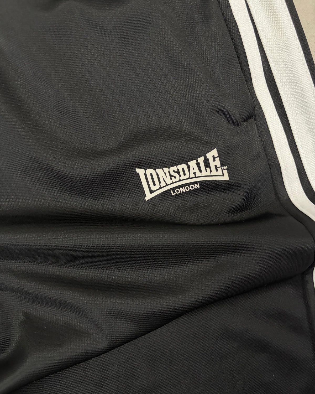 Lonsdale Trainingshose Schwarz mit Doppelstreifen – Detail