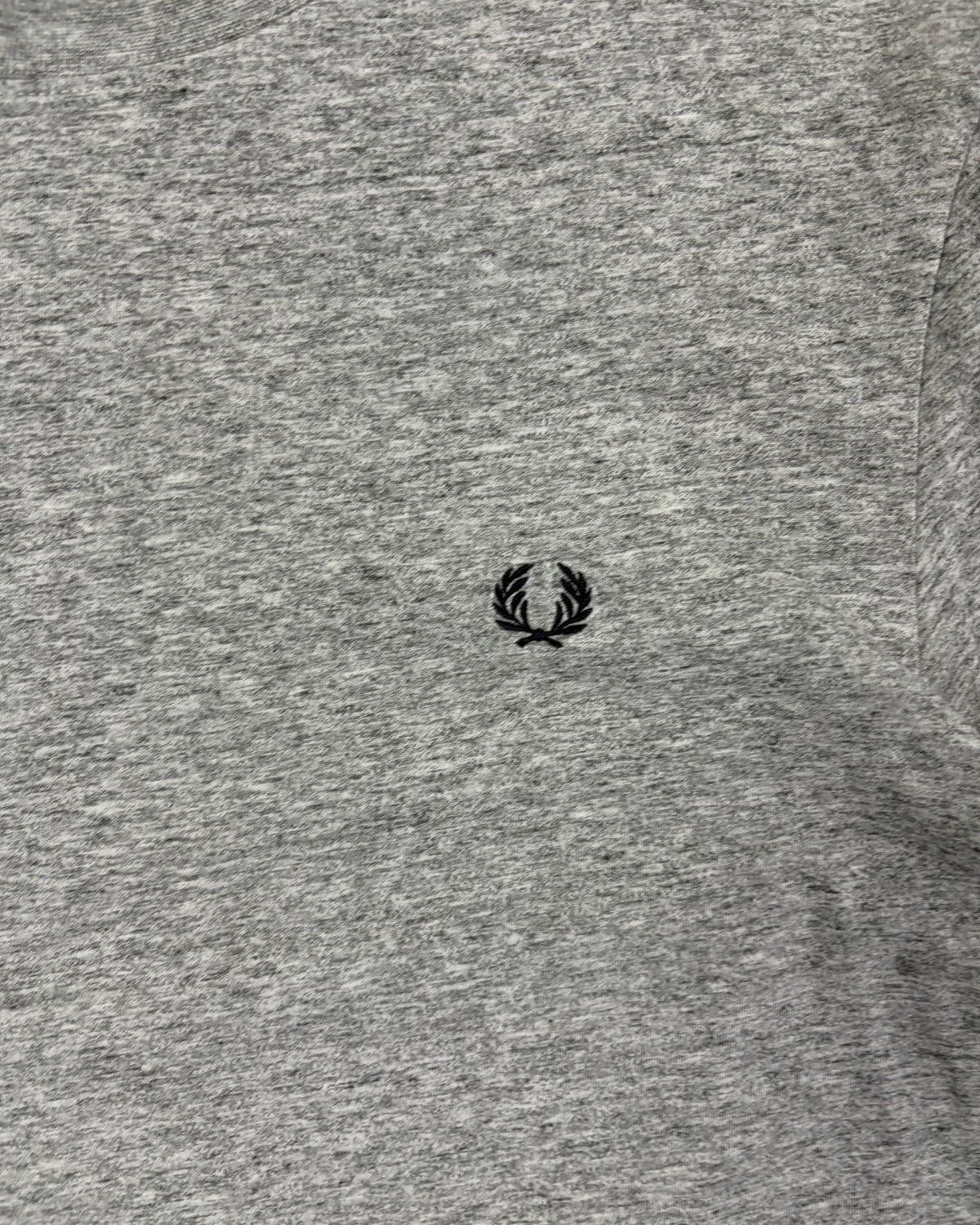 Fred Perry T-Shirt Grau meliert mit Lorbeerkranz – Detail