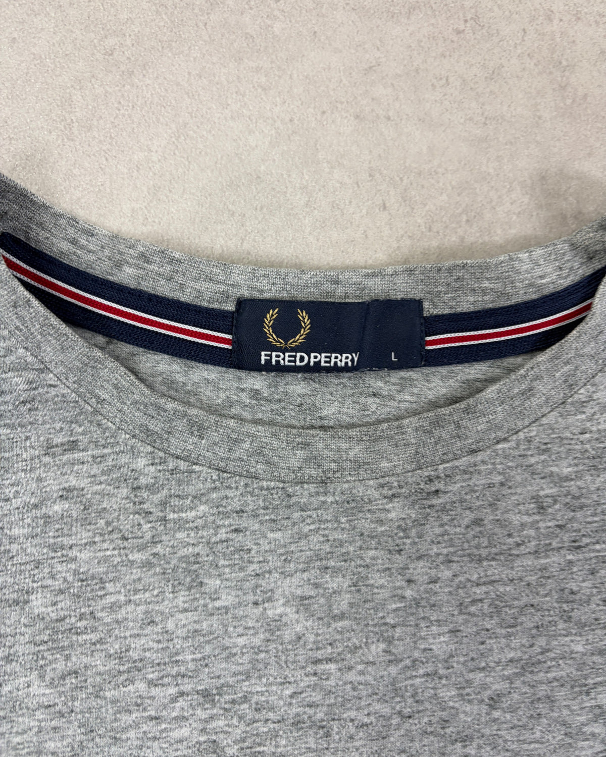 Fred Perry T-Shirt Grau meliert mit Lorbeerkranz – Etikett