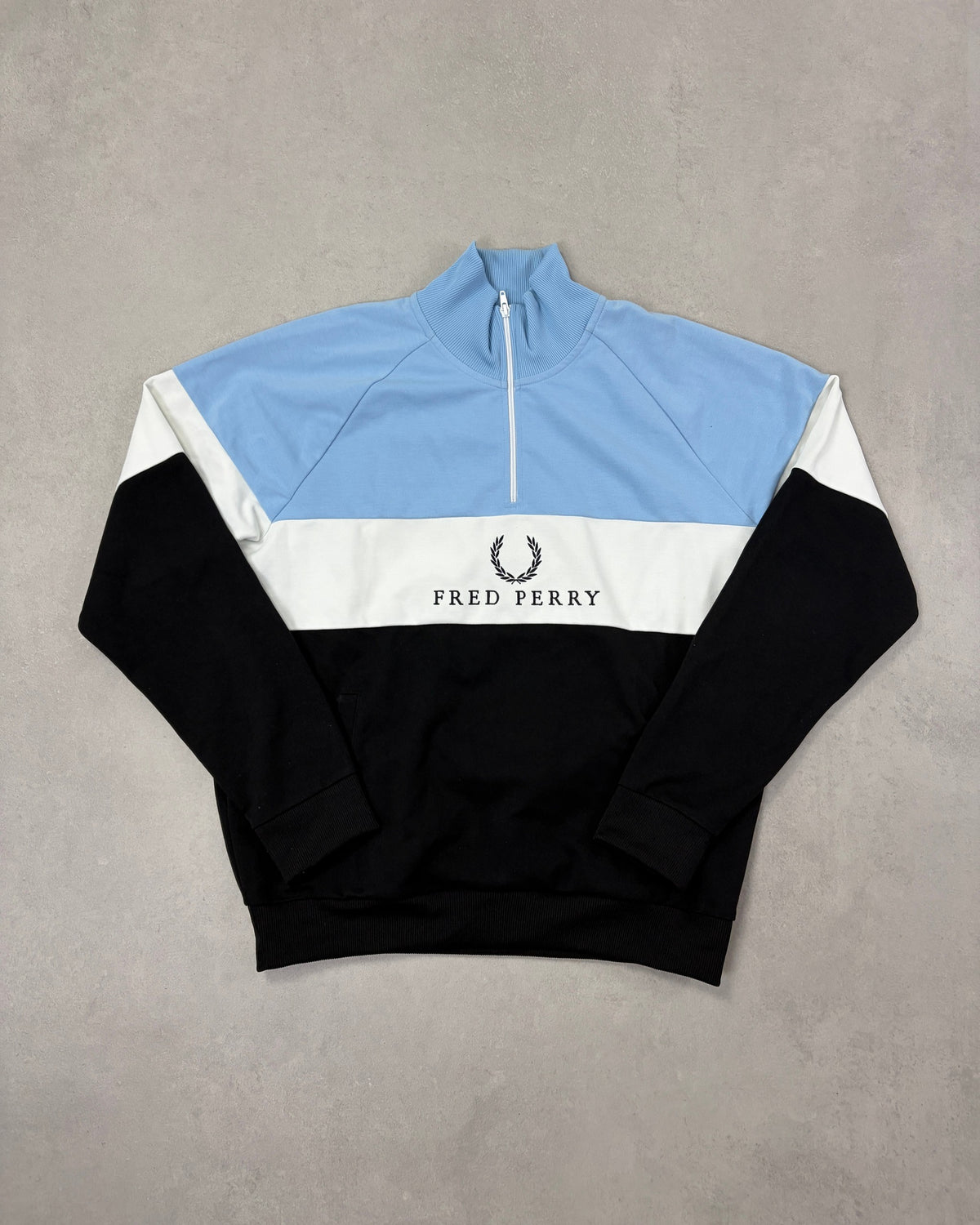 Fred Perry Half-Zip Pullover Hellblau-Weiß-Schwarz Größe XL – Vorderseite